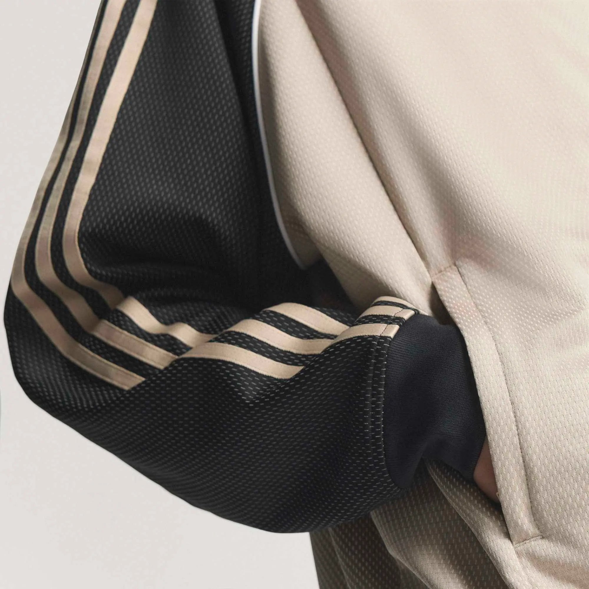 "adidas Originals SST Loose Mesh Track Top in Stone Khaki mit transparentem Mesh-Gewebe und weißen 3-Streifen auf den Ärmeln bei Stickabush Berlin.“