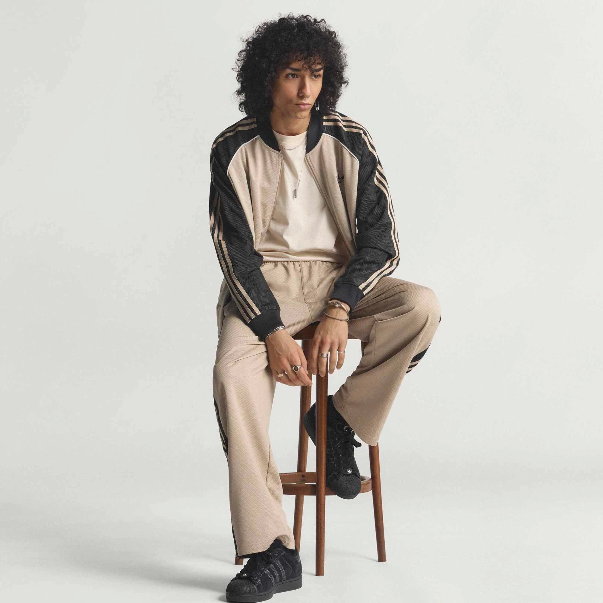 "adidas Originals SST Loose Mesh Track Top in Stone Khaki mit transparentem Mesh-Gewebe und weißen 3-Streifen auf den Ärmeln bei Stickabush Berlin.“