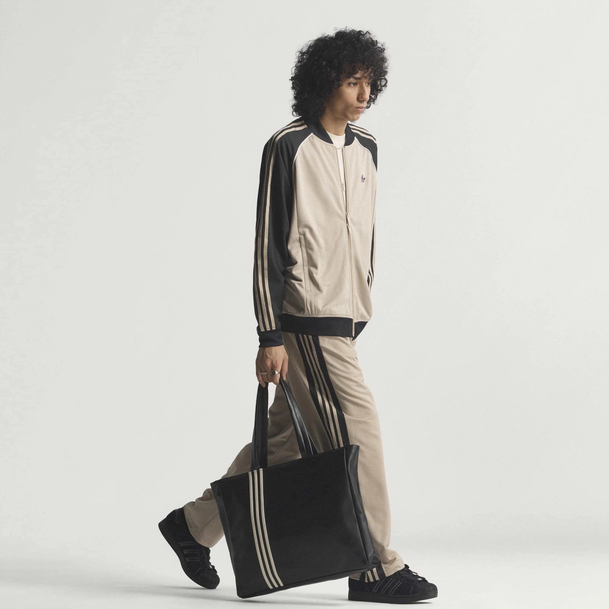 "adidas Originals SST Loose Mesh Track Top in Stone Khaki mit transparentem Mesh-Gewebe und weißen 3-Streifen auf den Ärmeln bei Stickabush Berlin.“