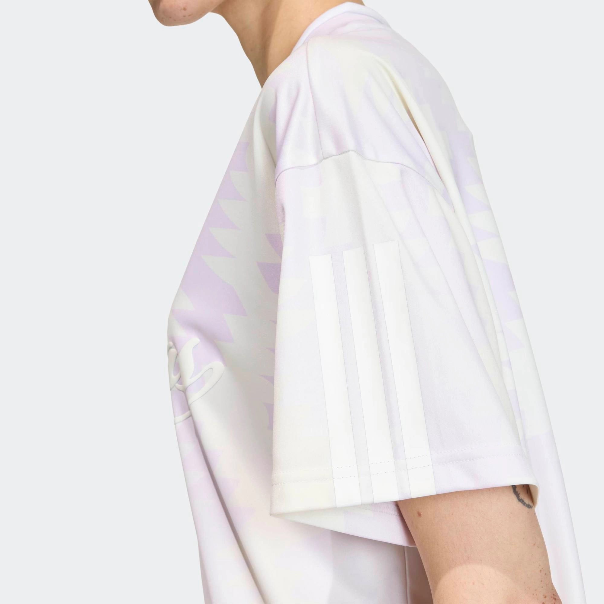 “Weißes Adidas House of Tiro X Common Goal Trikot für Damen mit dezenten lavenderfarbenen Details und klassischem V-Ausschnitt bei Stickabush Berlin.“