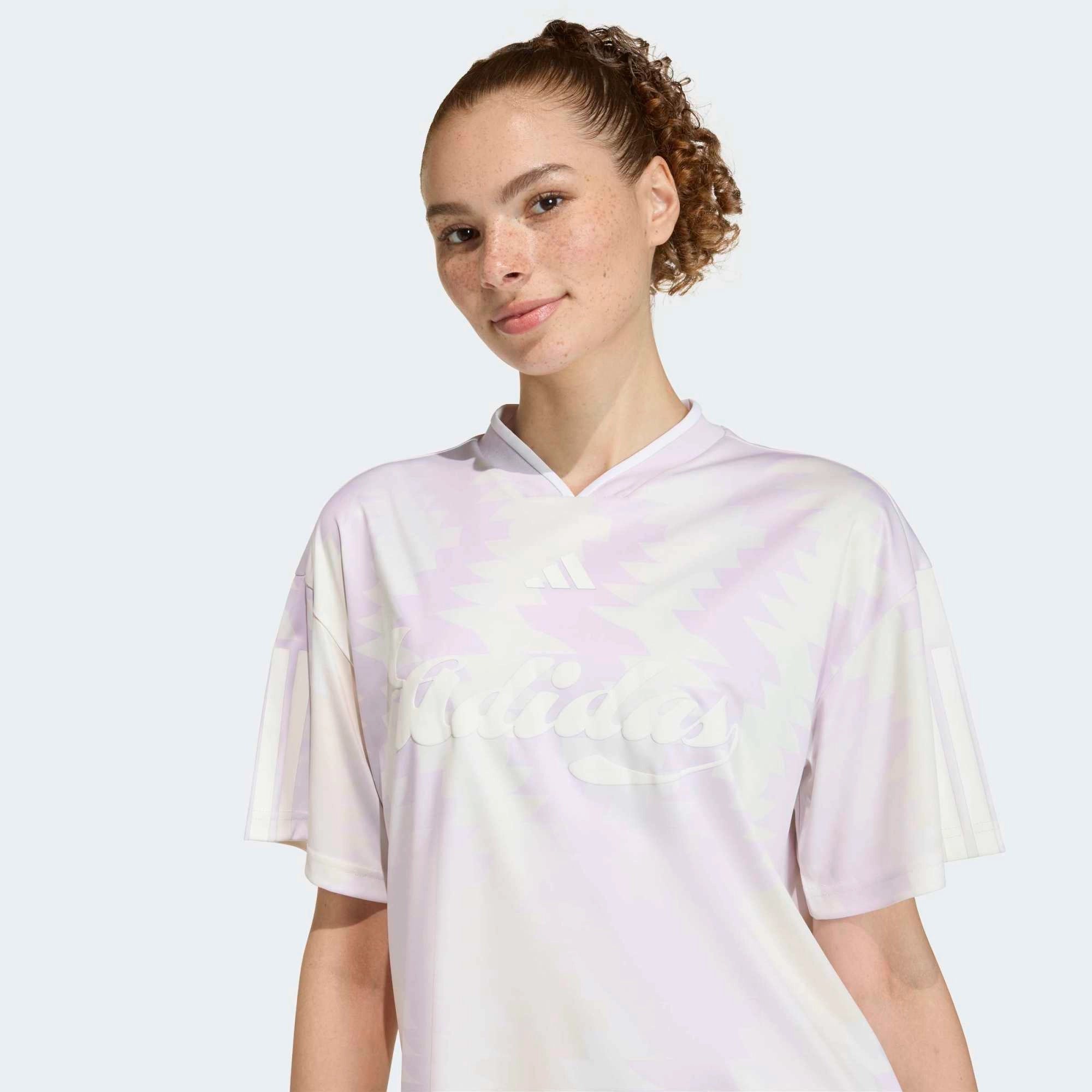 “Weißes Adidas House of Tiro X Common Goal Trikot für Damen mit dezenten lavenderfarbenen Details und klassischem V-Ausschnitt bei Stickabush Berlin.“