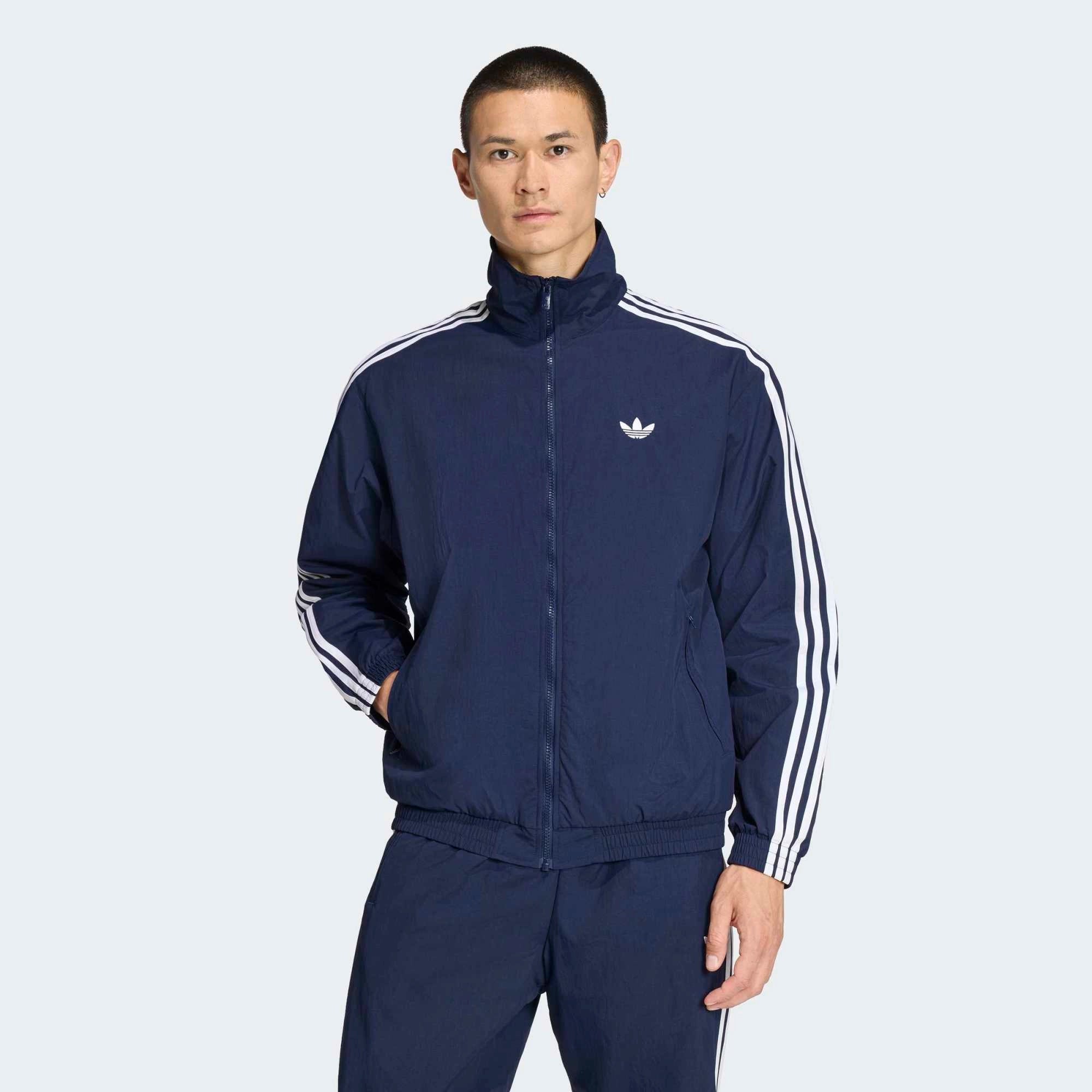 “adidas Originals Firebird Woven Trainingsjacke Herren in Dunkelblau Night Indigo, gewebtes Material, weiße 3-Streifen bei Stickabush.“
