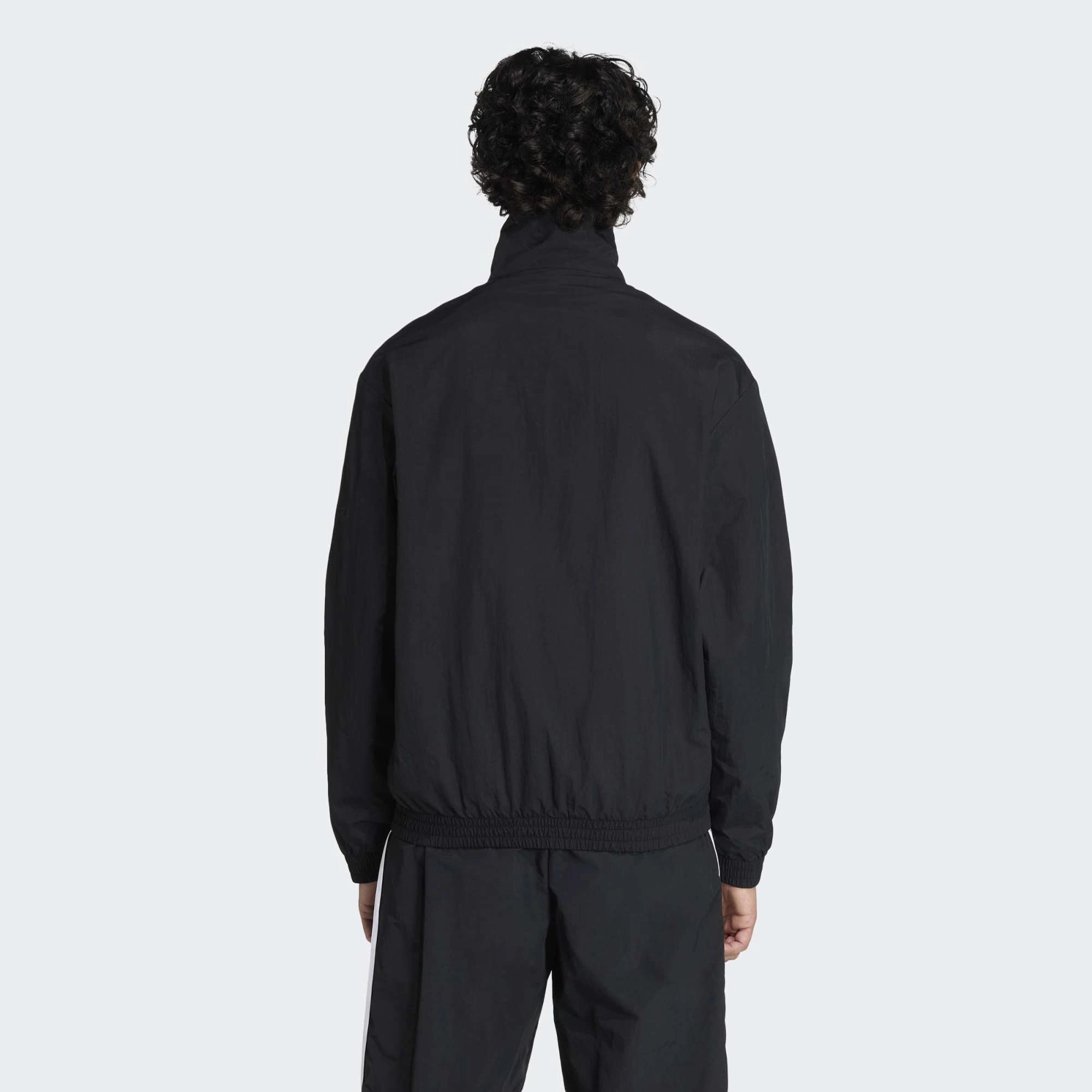 “Schwarze adidas Originals Firebird Woven Trainingsjacke für Herren mit weißen 3-Streifen und Trefoil Logo bei Stickabush.“