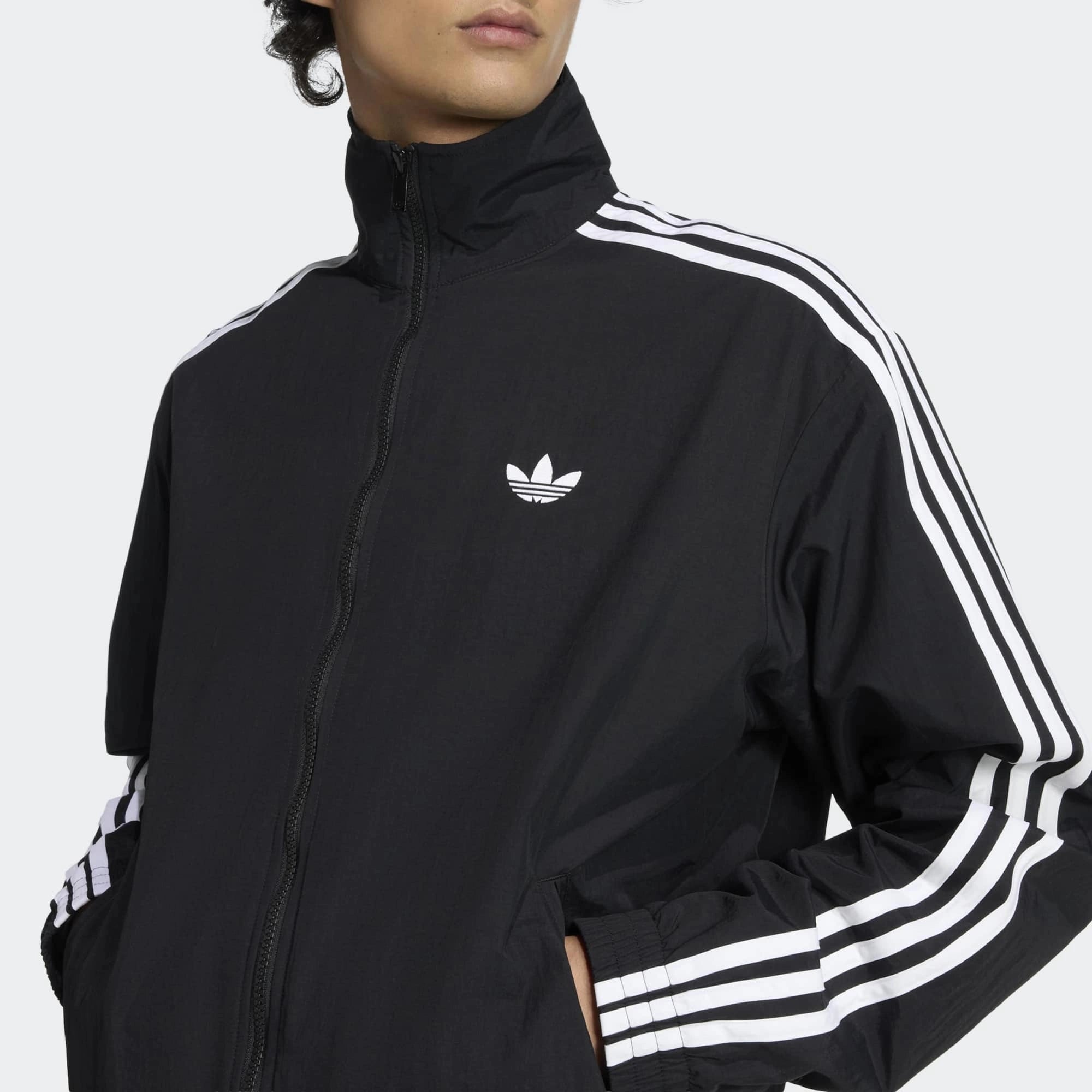 “Schwarze adidas Originals Firebird Woven Trainingsjacke für Herren mit weißen 3-Streifen und Trefoil Logo bei Stickabush.“
