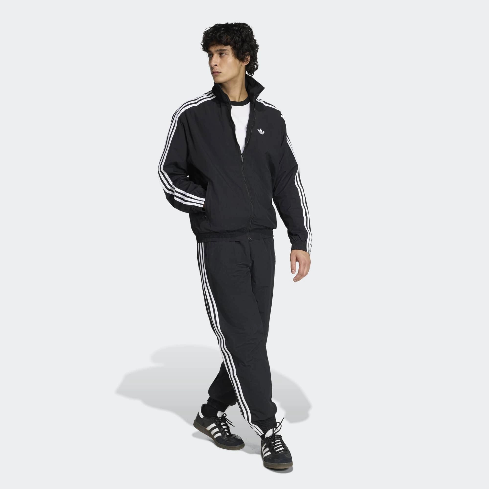 “Schwarze adidas Originals Firebird Woven Trainingsjacke für Herren mit weißen 3-Streifen und Trefoil Logo bei Stickabush.“