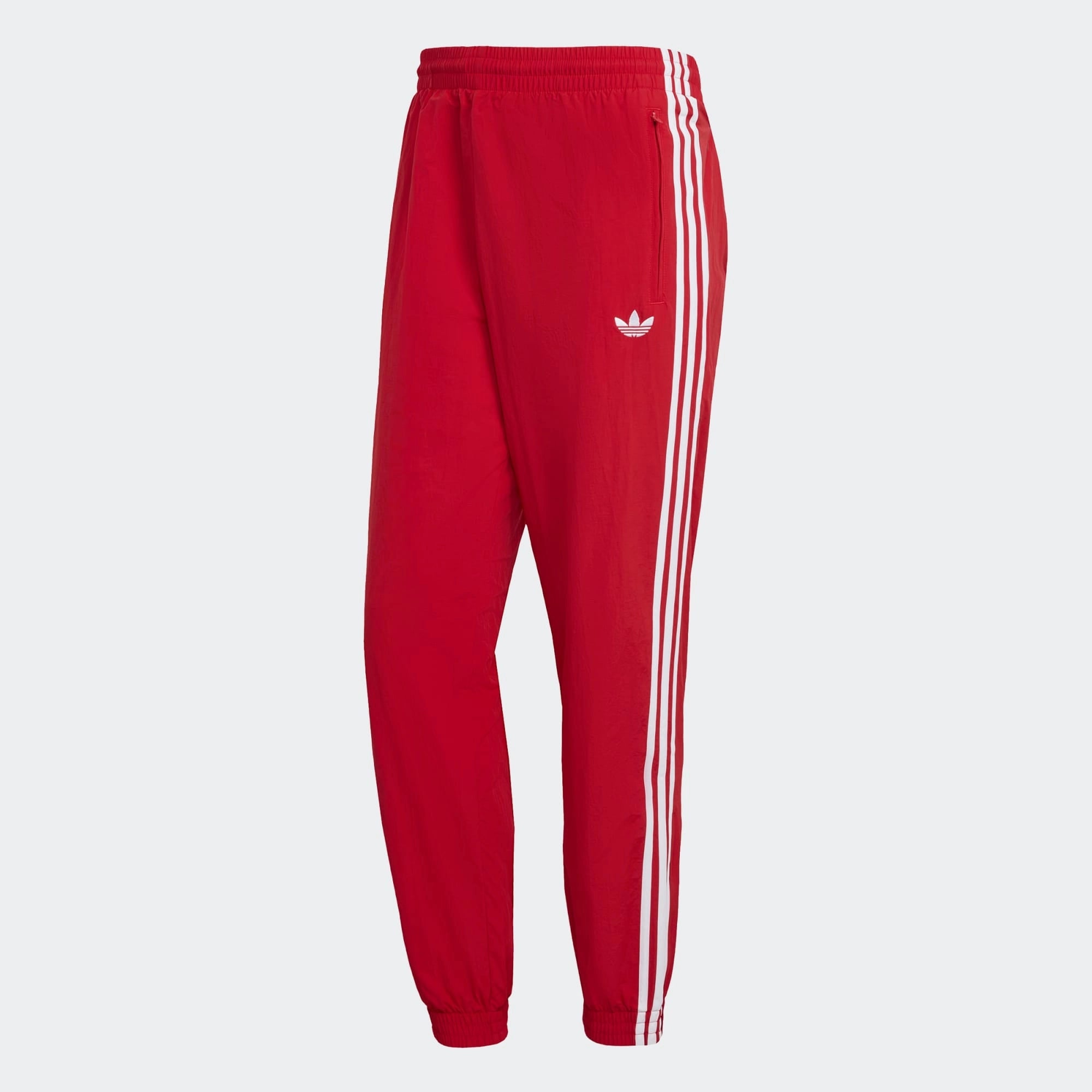 "adidas Originals Firebird Woven Trainingshose Herren in Rot, leichtes gewebtes Material, weiße 3-Streifen bei Stickabush.“