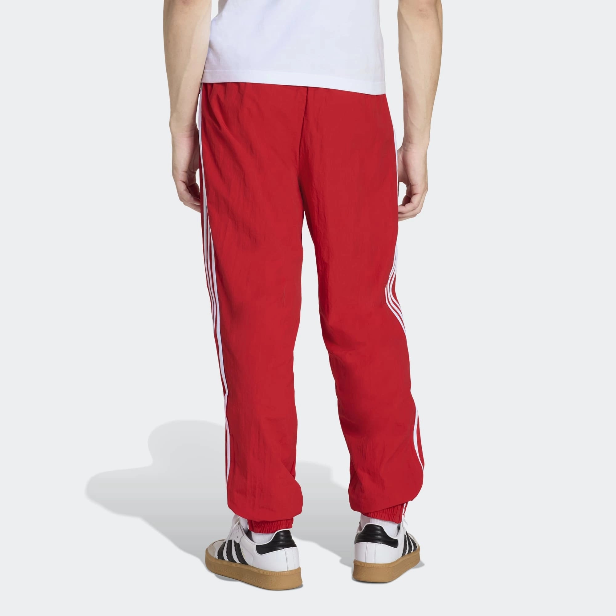 "adidas Originals Firebird Woven Trainingshose Herren in Rot, leichtes gewebtes Material, weiße 3-Streifen bei Stickabush.“