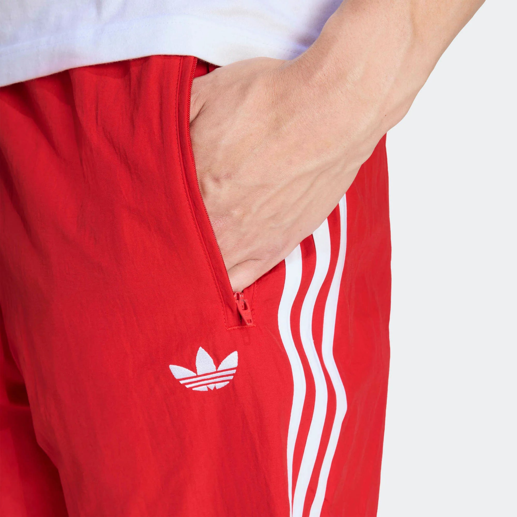 "adidas Originals Firebird Woven Trainingshose Herren in Rot, leichtes gewebtes Material, weiße 3-Streifen bei Stickabush.“