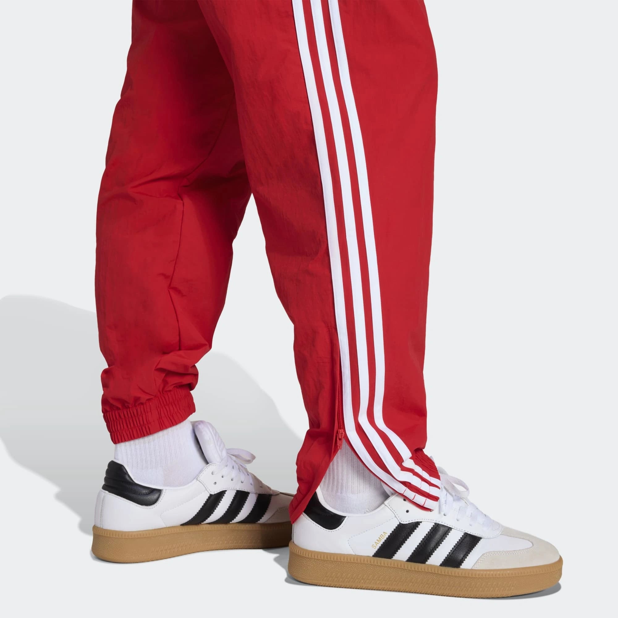 "adidas Originals Firebird Woven Trainingshose Herren in Rot, leichtes gewebtes Material, weiße 3-Streifen bei Stickabush.“