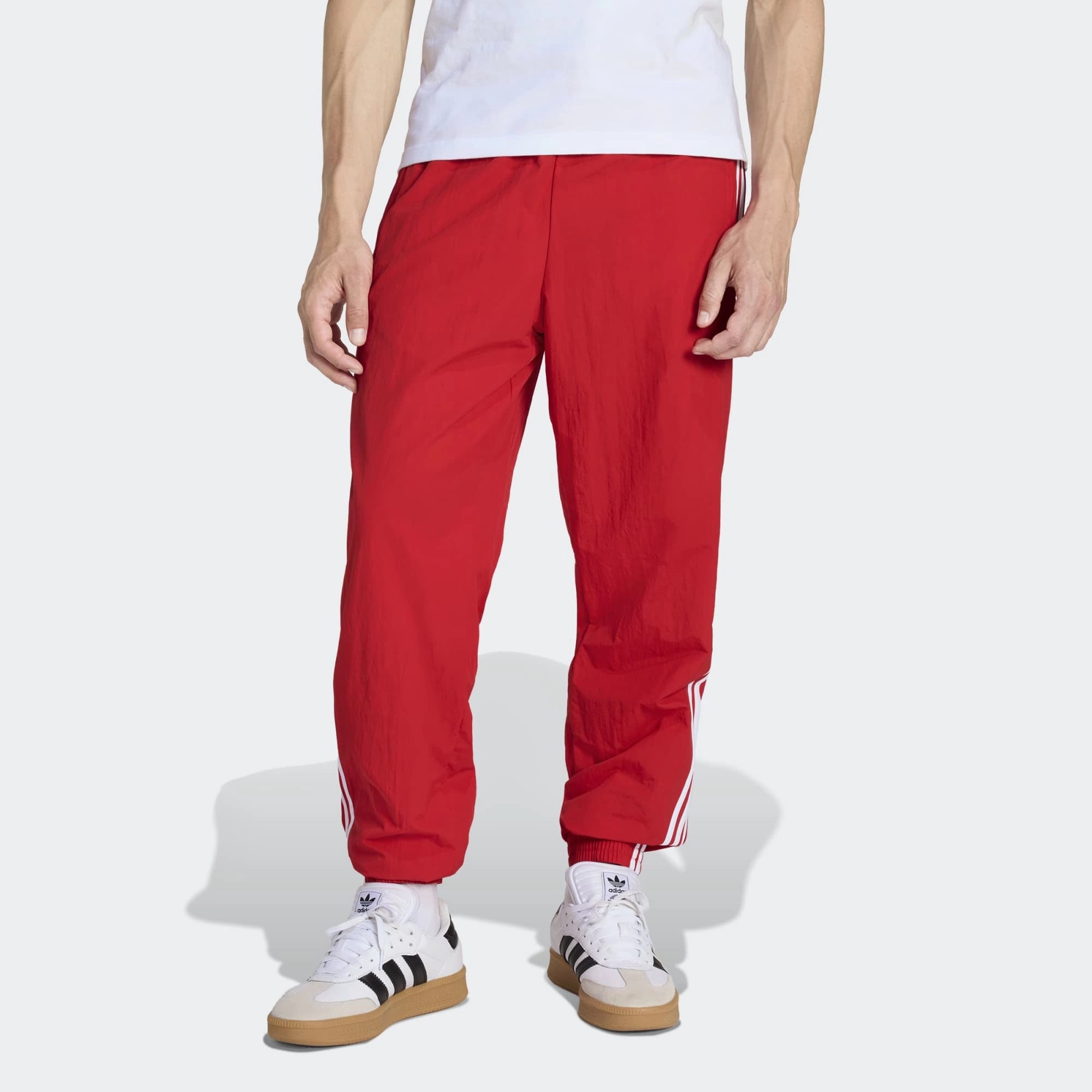 "adidas Originals Firebird Woven Trainingshose Herren in Rot, leichtes gewebtes Material, weiße 3-Streifen bei Stickabush.“