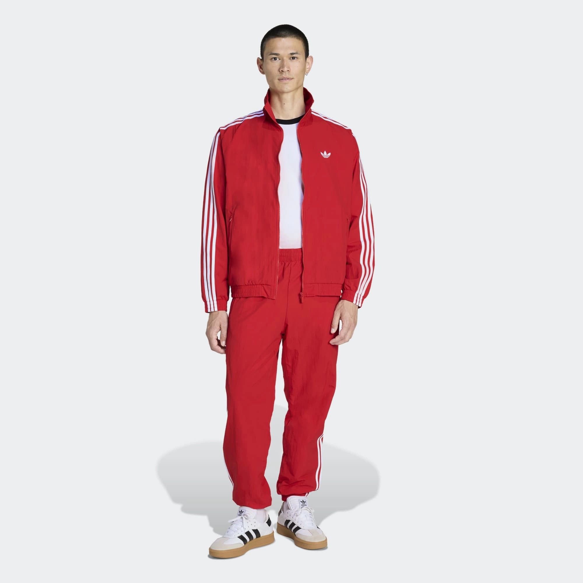 "adidas Originals Firebird Woven Trainingshose Herren in Rot, leichtes gewebtes Material, weiße 3-Streifen bei Stickabush.“