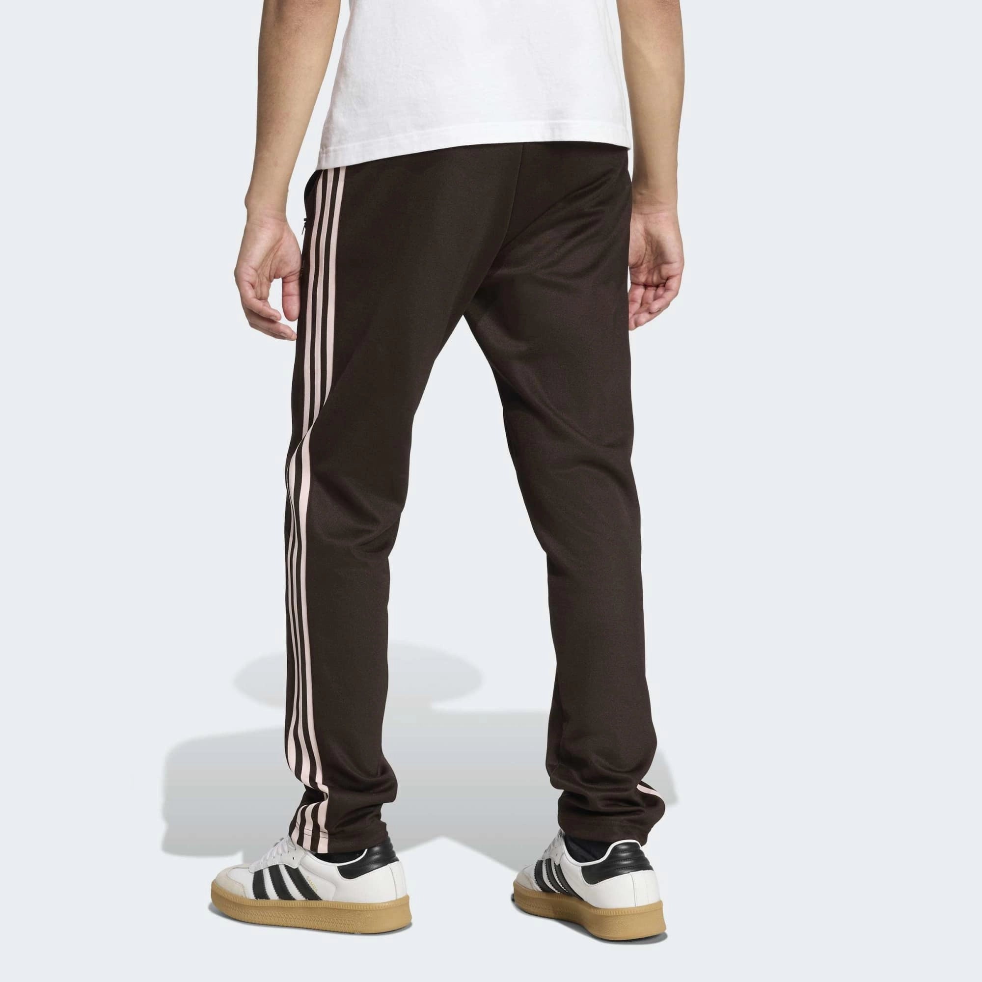 „Braune Adidas Originals Beckenbauer Track Pant (Aurora Coffee) mit rosa Streifen (Sandy Pink) und Trefoil-Logo bei Stickabush Berlin.“