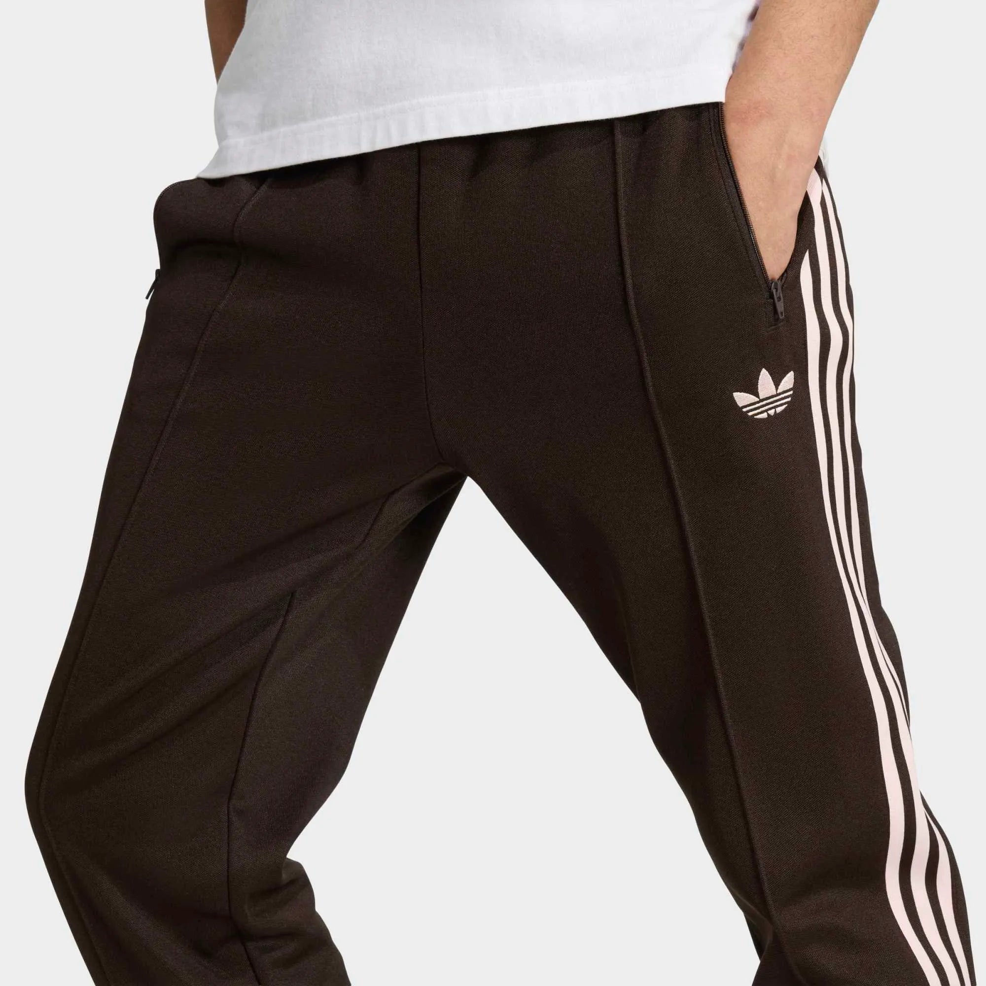 „Braune Adidas Originals Beckenbauer Track Pant (Aurora Coffee) mit rosa Streifen (Sandy Pink) und Trefoil-Logo bei Stickabush Berlin.“