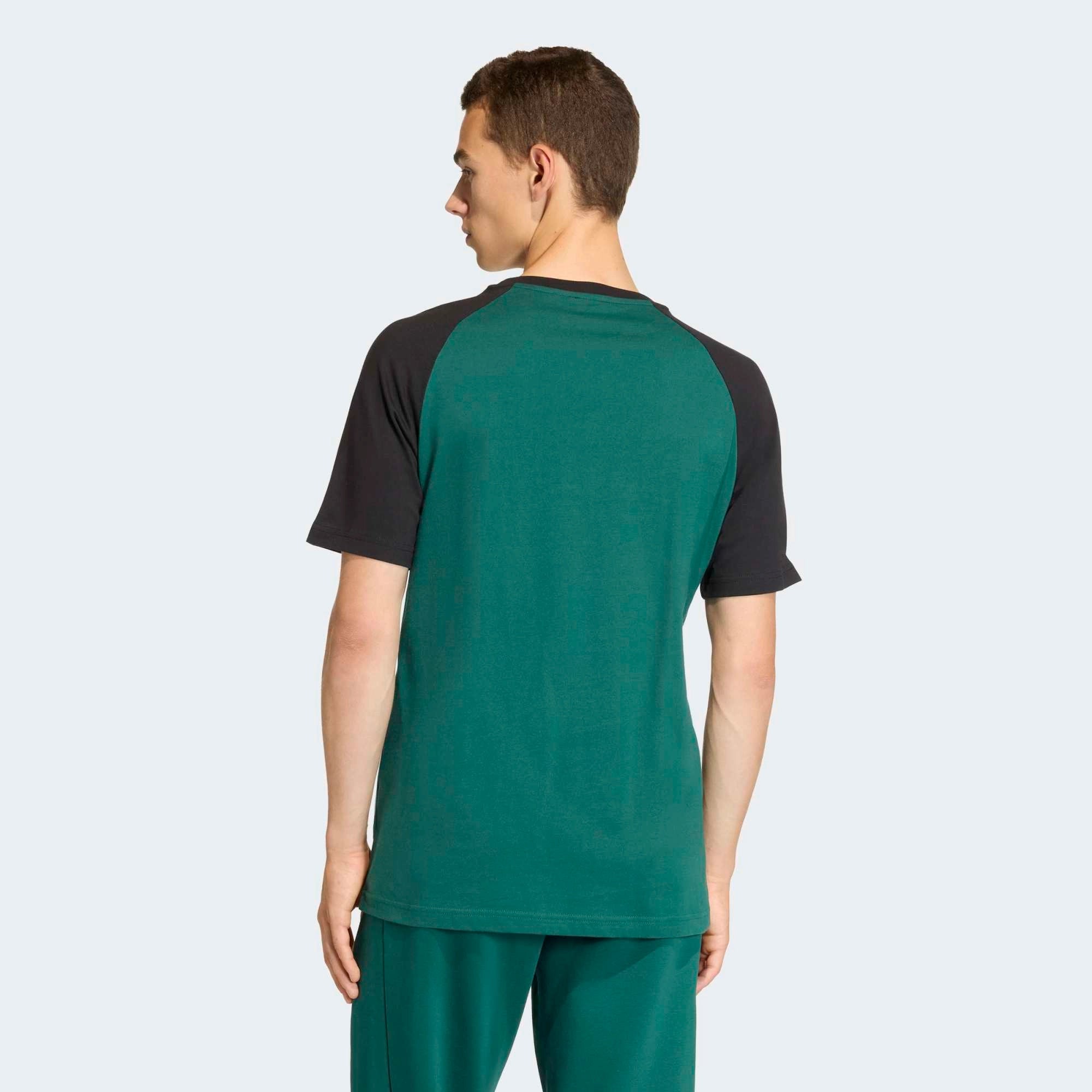 "adidas Originals Chest Stripes T-Shirt Collegiate Green – Retro Herren T-Shirt aus der adidas Originals Bekleidung Kollektion bei Stickabush.“