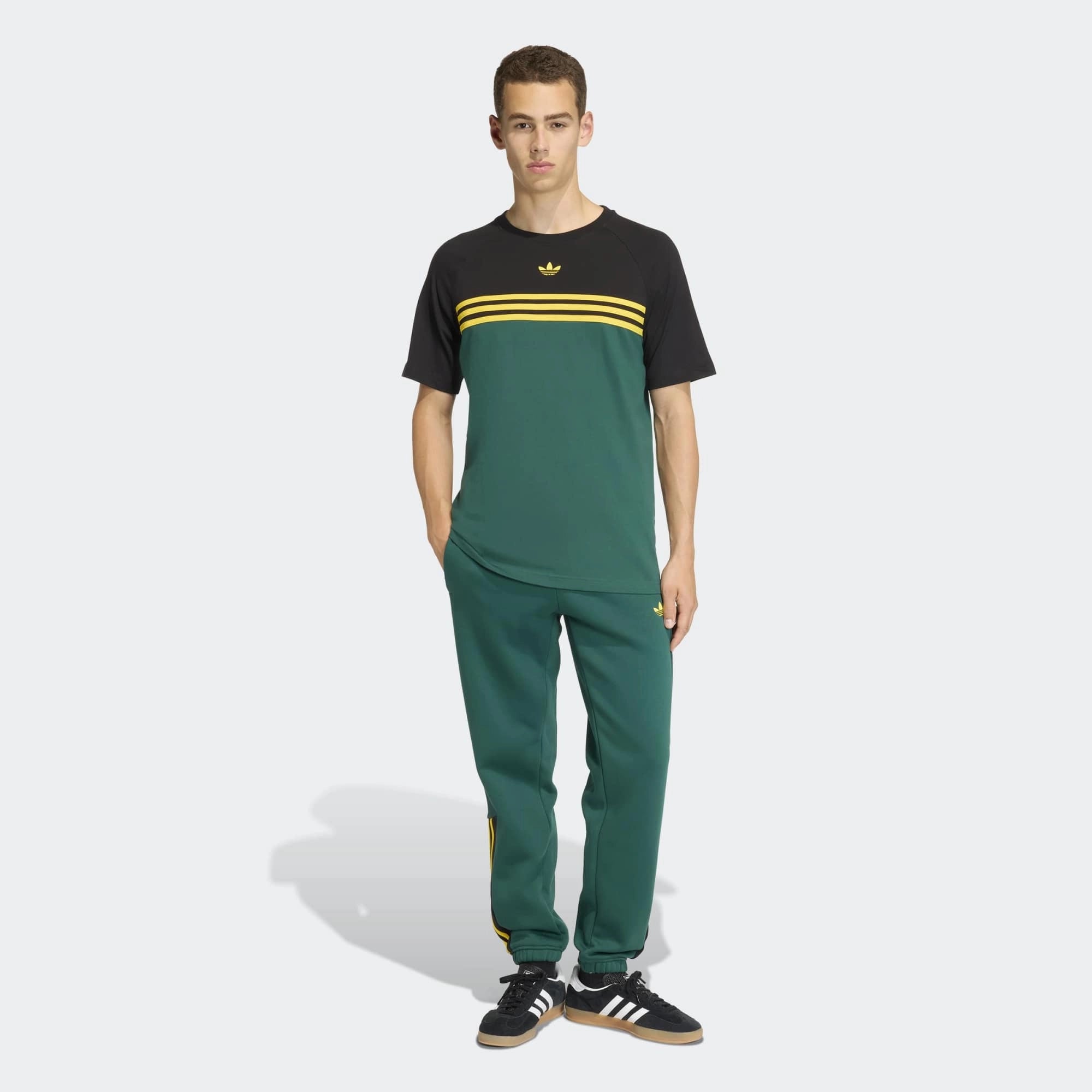 "adidas Originals Chest Stripes T-Shirt Collegiate Green – Retro Herren T-Shirt aus der adidas Originals Bekleidung Kollektion bei Stickabush.“