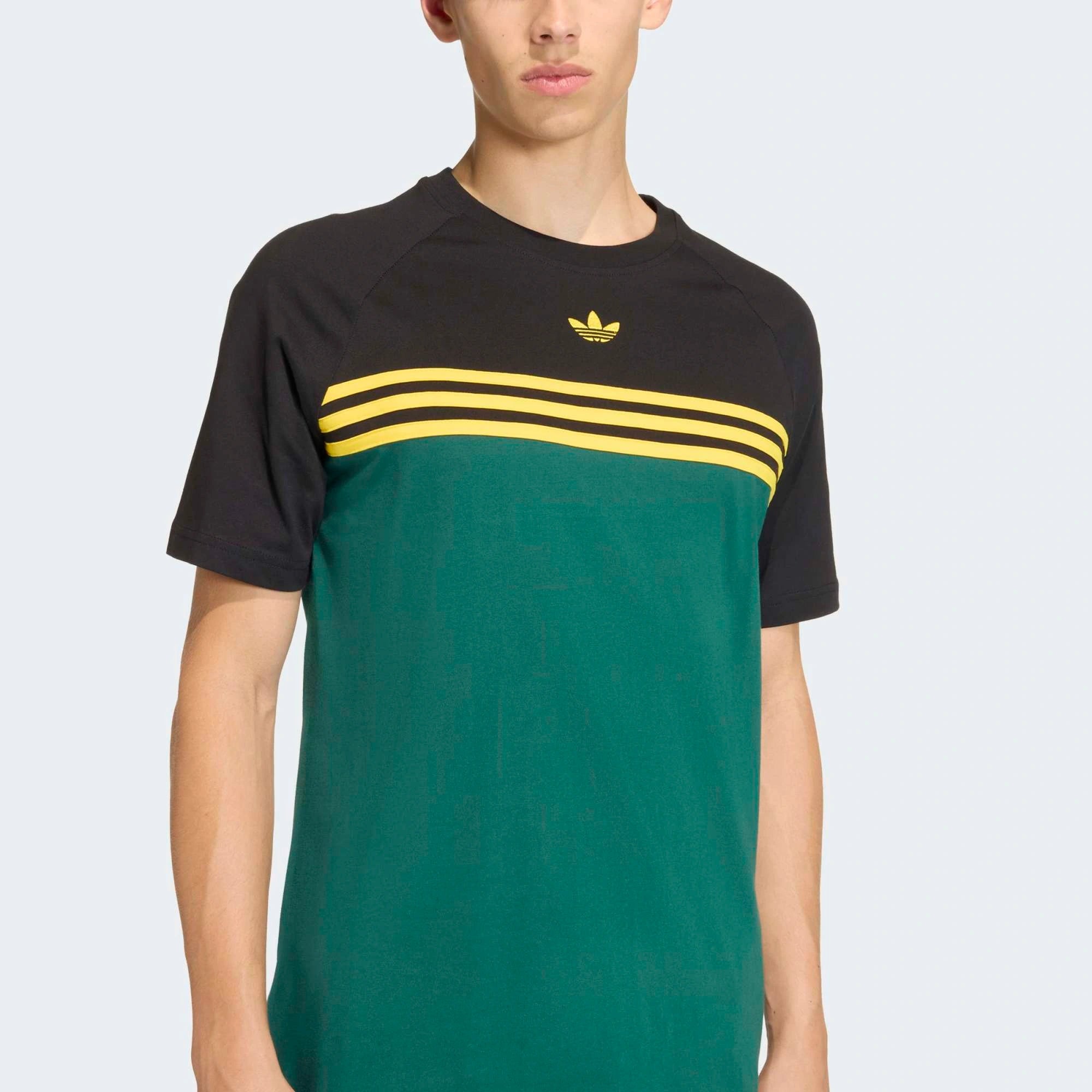 "adidas Originals Chest Stripes T-Shirt Collegiate Green – Retro Herren T-Shirt aus der adidas Originals Bekleidung Kollektion bei Stickabush.“