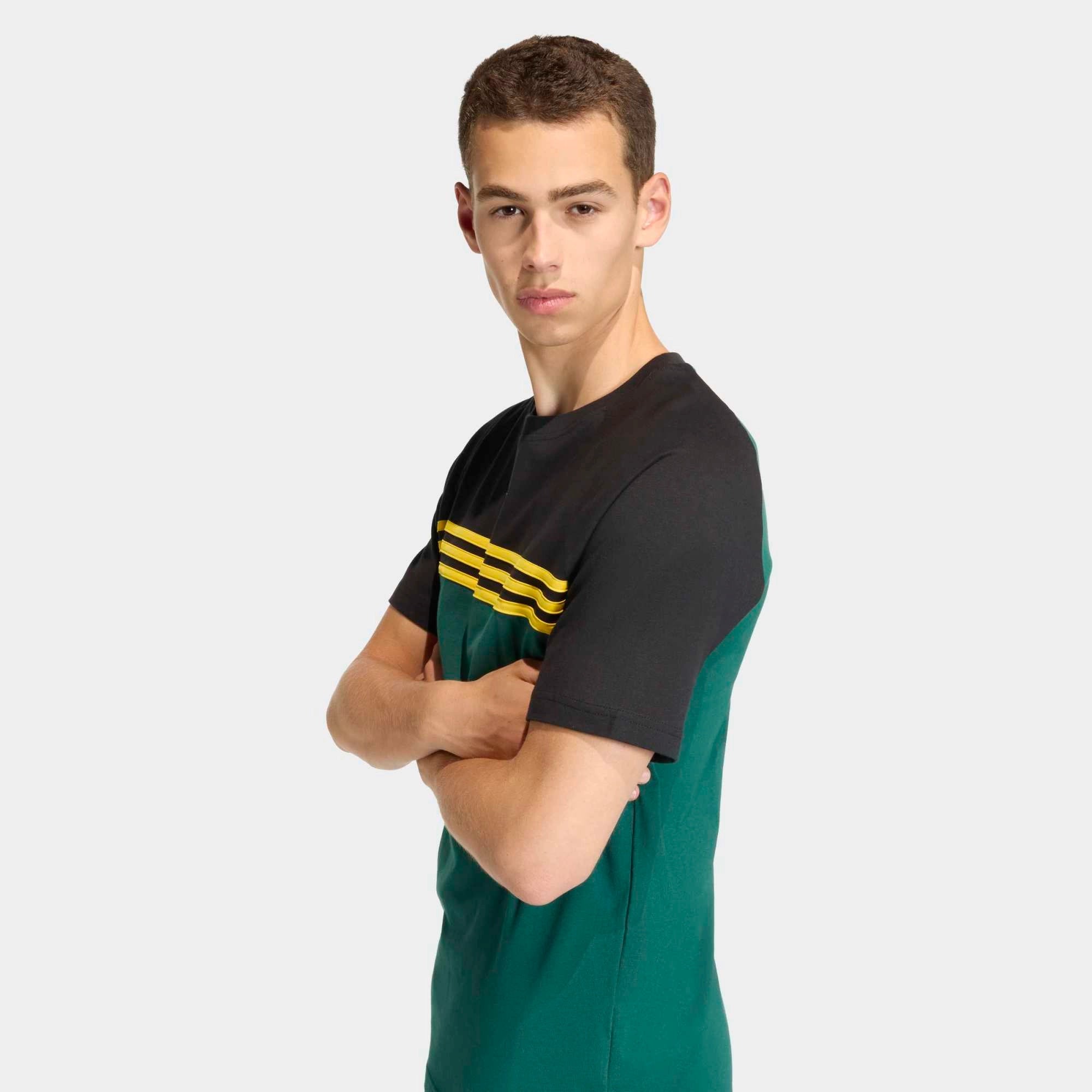 "adidas Originals Chest Stripes T-Shirt Collegiate Green – Retro Herren T-Shirt aus der adidas Originals Bekleidung Kollektion bei Stickabush.“