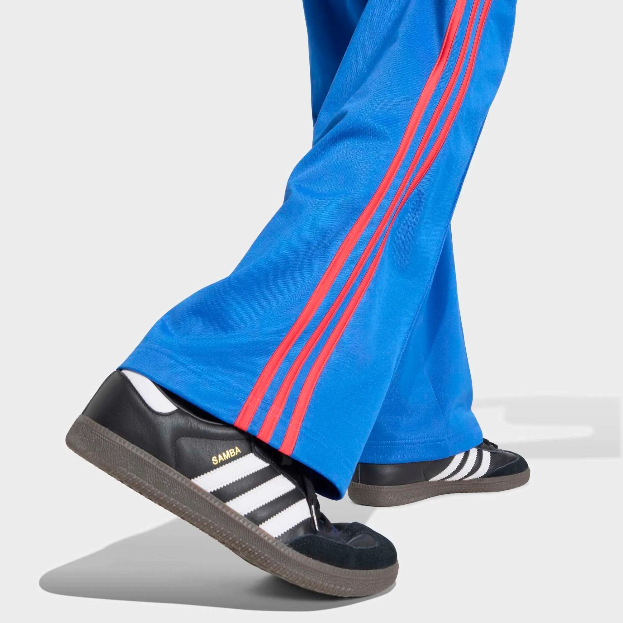 "adidas Originals Firebird Baggy Track Pants Herren in Blau, weiter Oversized-Schnitt, glänzendes Trikot-Material bei Stickabush.“