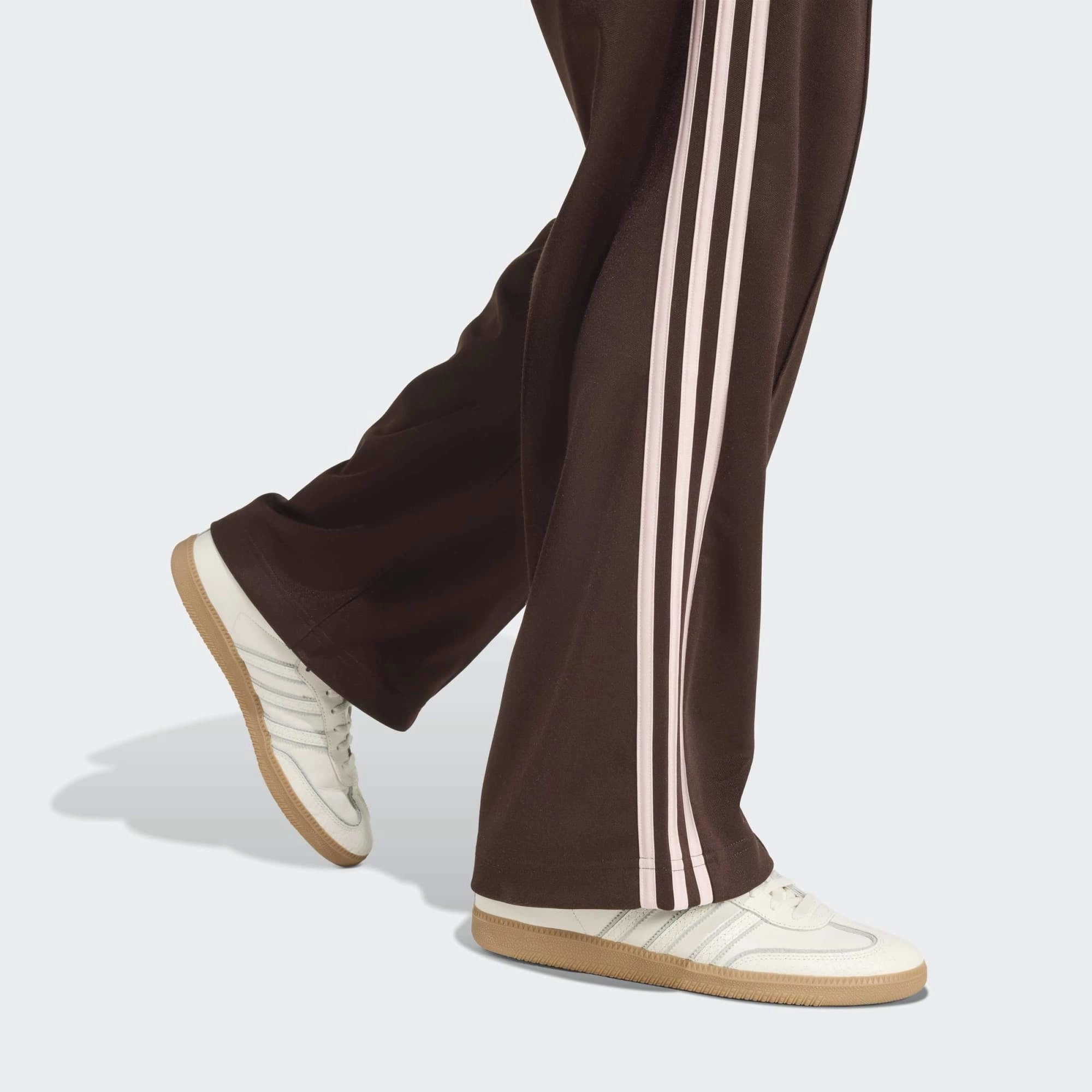 "adidas Originals Firebird Baggy Track Pants Aurora Coffee – Braune weite Trainingshose aus dem adidas Originals Bekleidung Silo bei Stickabush.“
