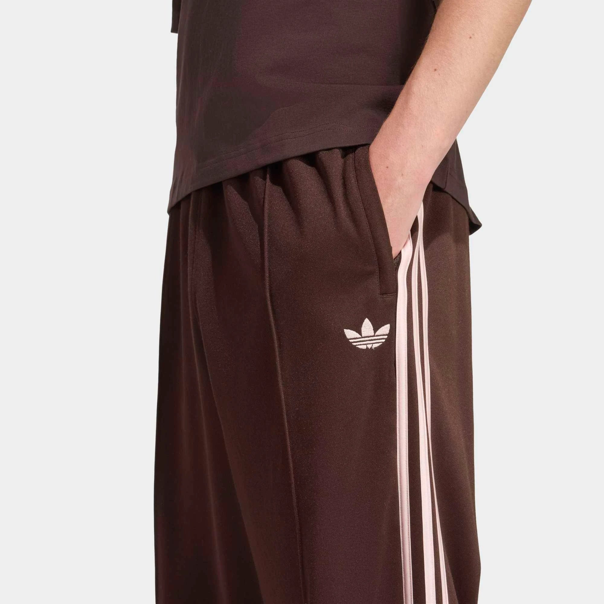 "adidas Originals Firebird Baggy Track Pants Aurora Coffee – Braune weite Trainingshose aus dem adidas Originals Bekleidung Silo bei Stickabush.“