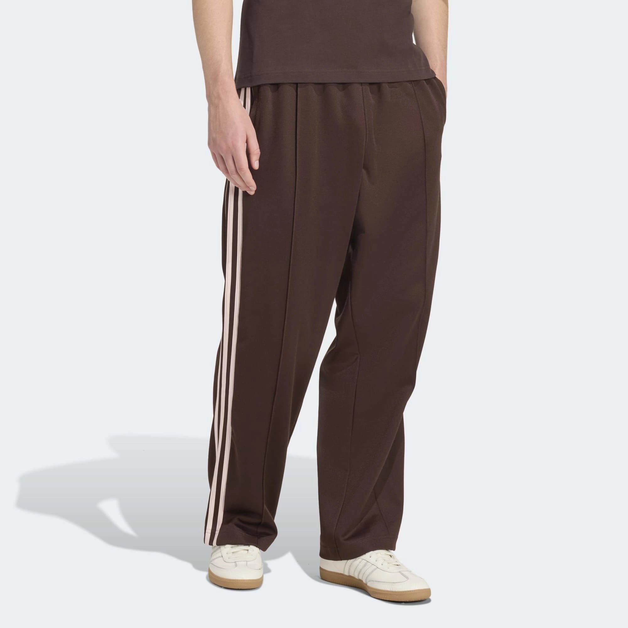 "adidas Originals Firebird Baggy Track Pants Aurora Coffee – Braune weite Trainingshose aus dem adidas Originals Bekleidung Silo bei Stickabush.“