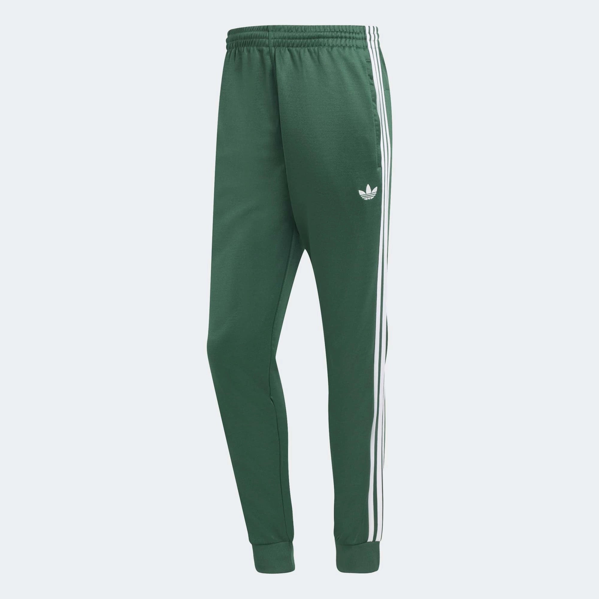 "adidas Originals SST Track Pants Herren in Collegiate Green Dunkelgrün, weißes Trefoil Logo, Slim Fit mit Rippbündchen bei Stickabush.“