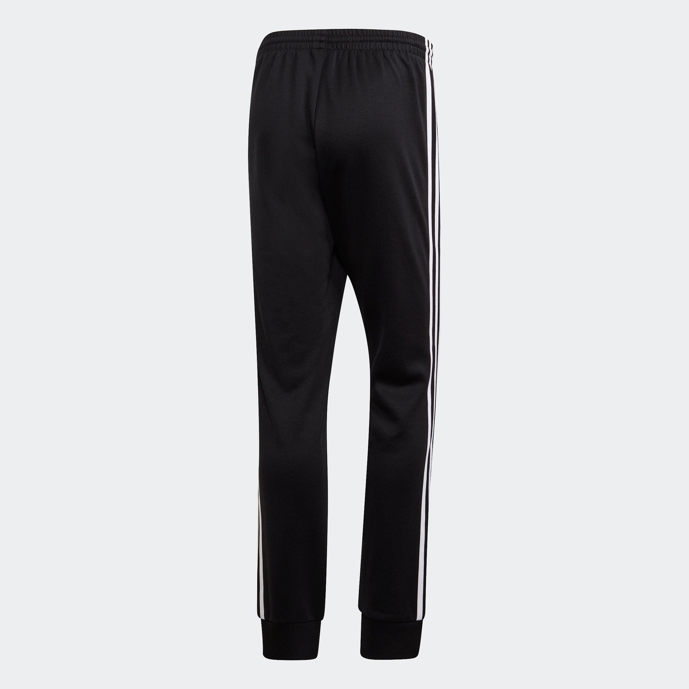 "Schwarze adidas Originals SST Trainingshose mit weißen 3-Streifen, Trefoil-Logo und schmal zulaufendem Bein bei Stickabush Berlin."