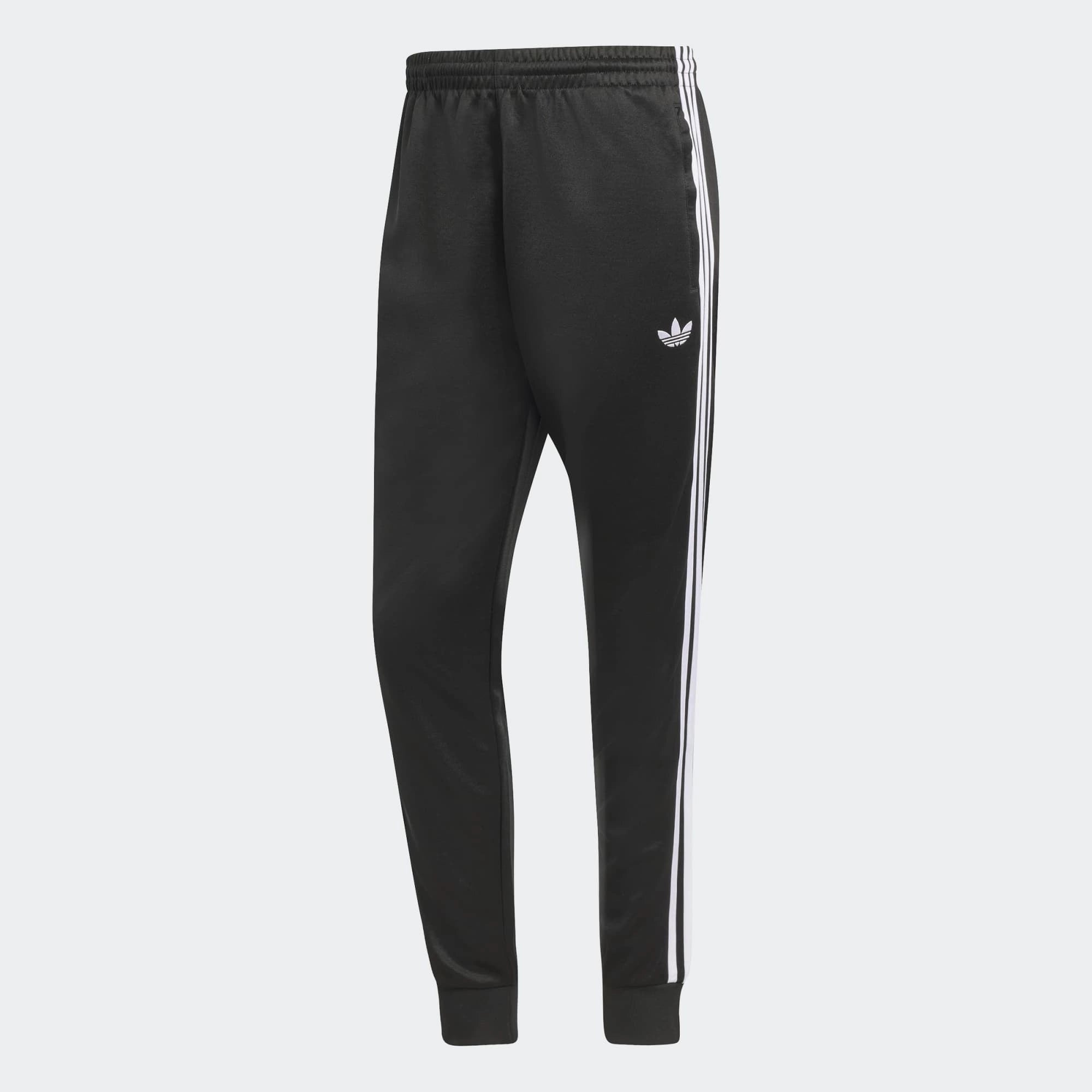 "Schwarze adidas Originals SST Trainingshose mit weißen 3-Streifen, Trefoil-Logo und schmal zulaufendem Bein bei Stickabush Berlin."