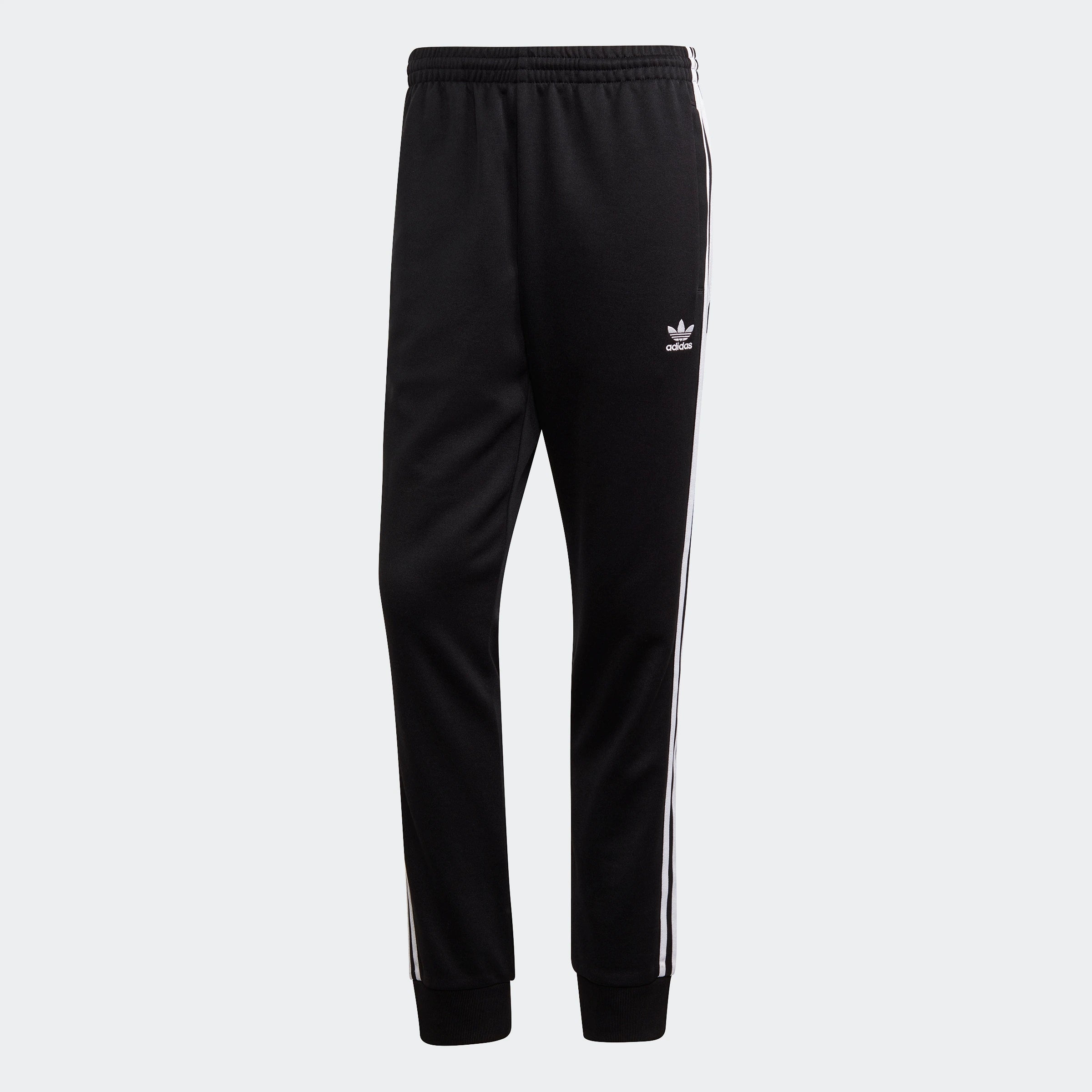 "Schwarze adidas Classics SST Trainingshose mit weißen 3-Streifen, Trefoil-Logo und schmal zulaufendem Bein bei Stickabush Berlin."