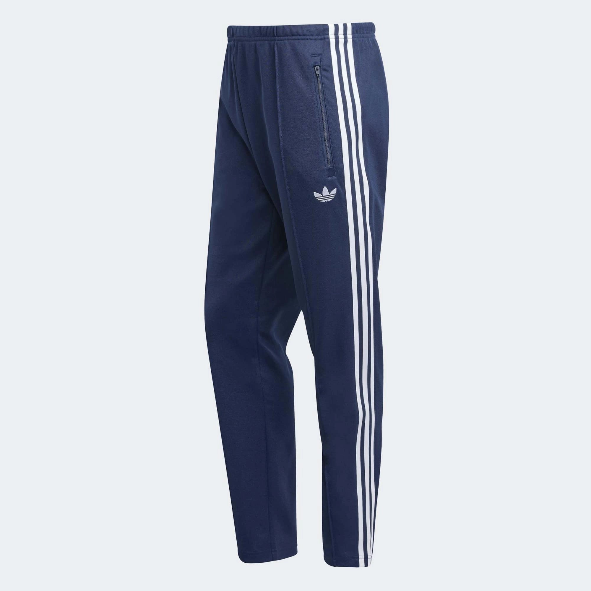 „Dunkelblaue Adidas Originals Beckenbauer Track Pant (Night Indigo) mit weißen 3-Streifen und klassischer Bügelfalte bei Stickabush Berlin.“