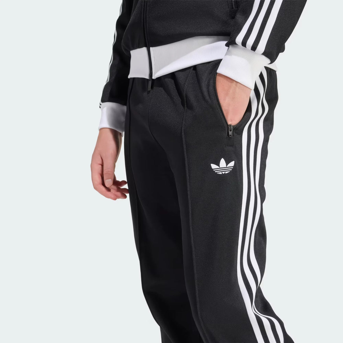"adidas Originals Beckenbauer Trainingshose Black mit weissen 3-Streifen jetzt bei Stickabush Berlin.“