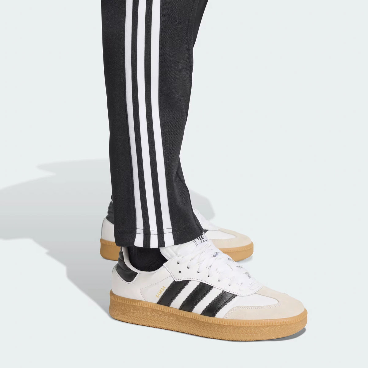 "adidas Originals Beckenbauer Trainingshose Black mit weissen 3-Streifen jetzt bei Stickabush Berlin.“