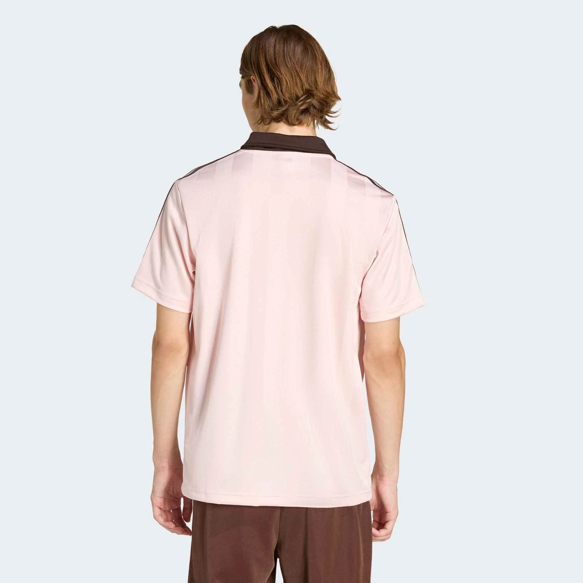 "adidas Originals Archive Collar Trikot Sandy Pink – Rosa Retro Fußball-Jersey aus der adidas Originals Bekleidung Kollektion bei Stickabush.“
