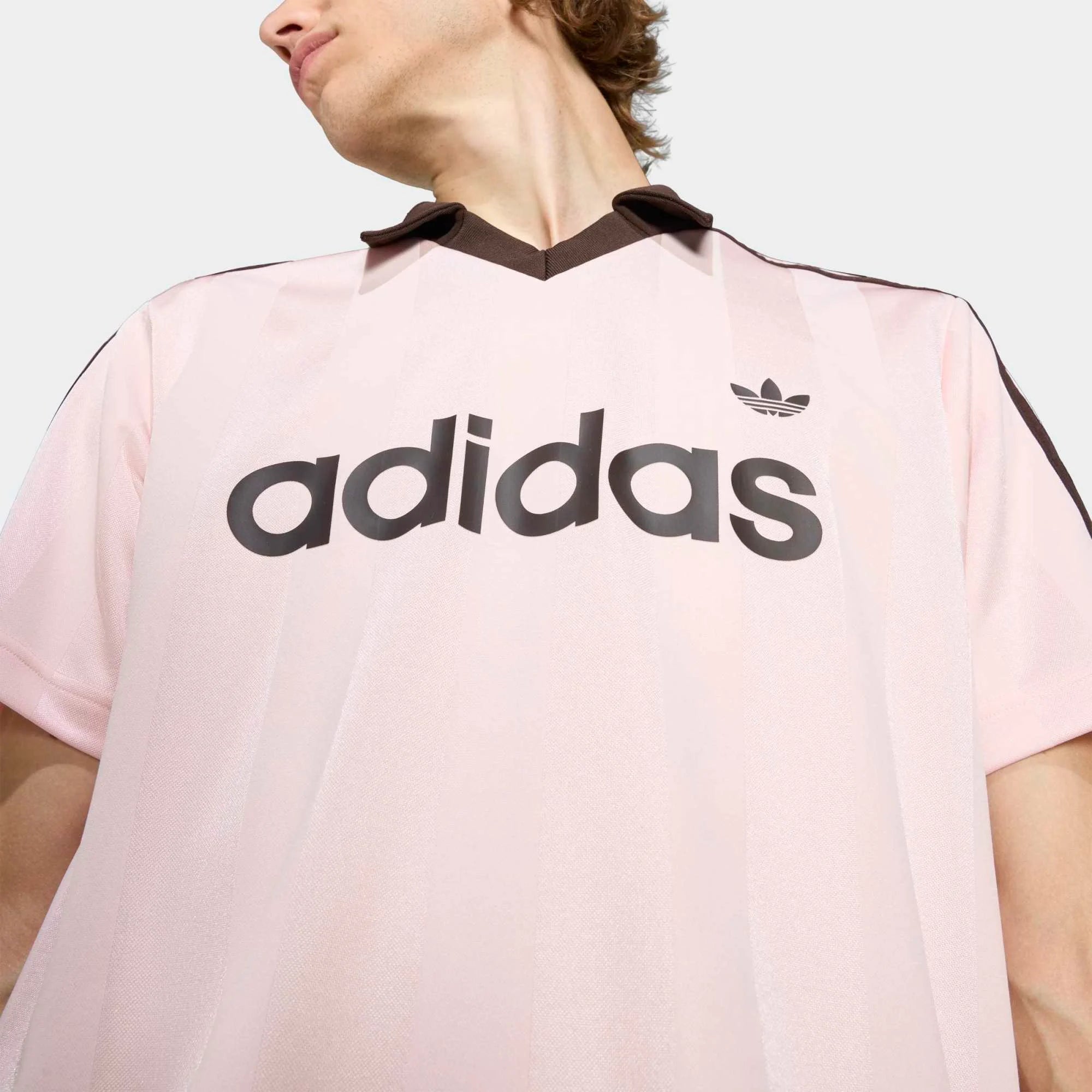 "adidas Originals Archive Collar Trikot Sandy Pink – Rosa Retro Fußball-Jersey aus der adidas Originals Bekleidung Kollektion bei Stickabush.“