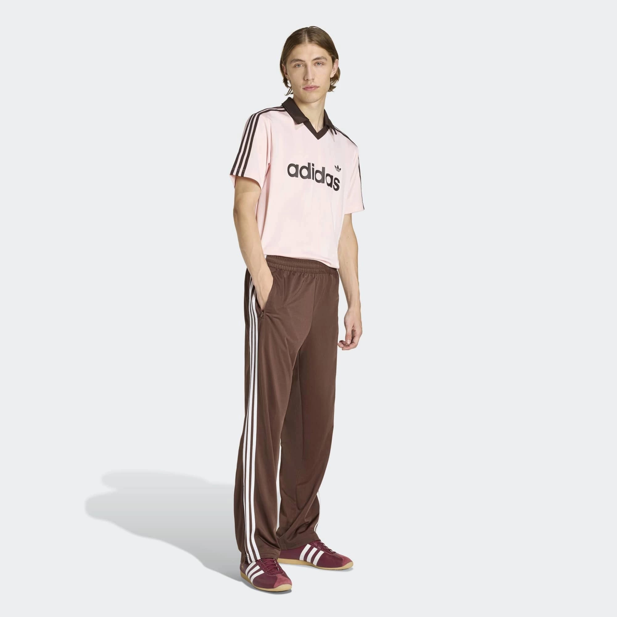 "adidas Originals Archive Collar Trikot Sandy Pink – Rosa Retro Fußball-Jersey aus der adidas Originals Bekleidung Kollektion bei Stickabush.“