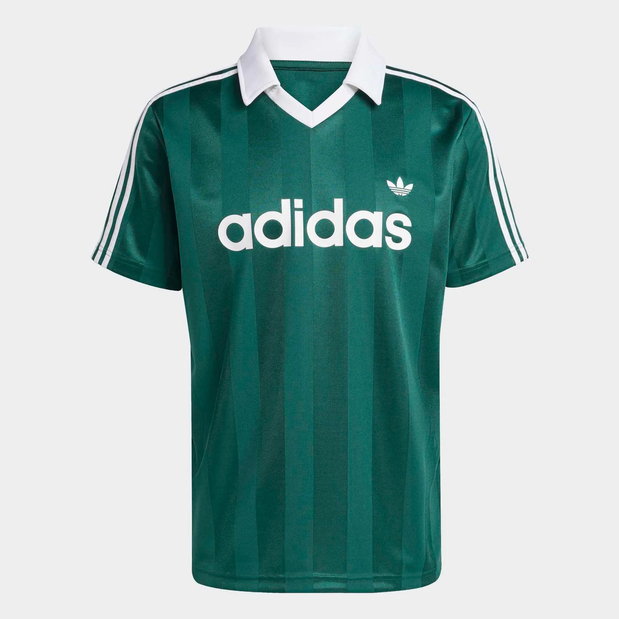 “Adidas Originals Archive Collar Engineered Trikot in Dunkelgrün mit weißem Kragen und gesticktem Trefoil-Logo bei Stickabush Berlin.“