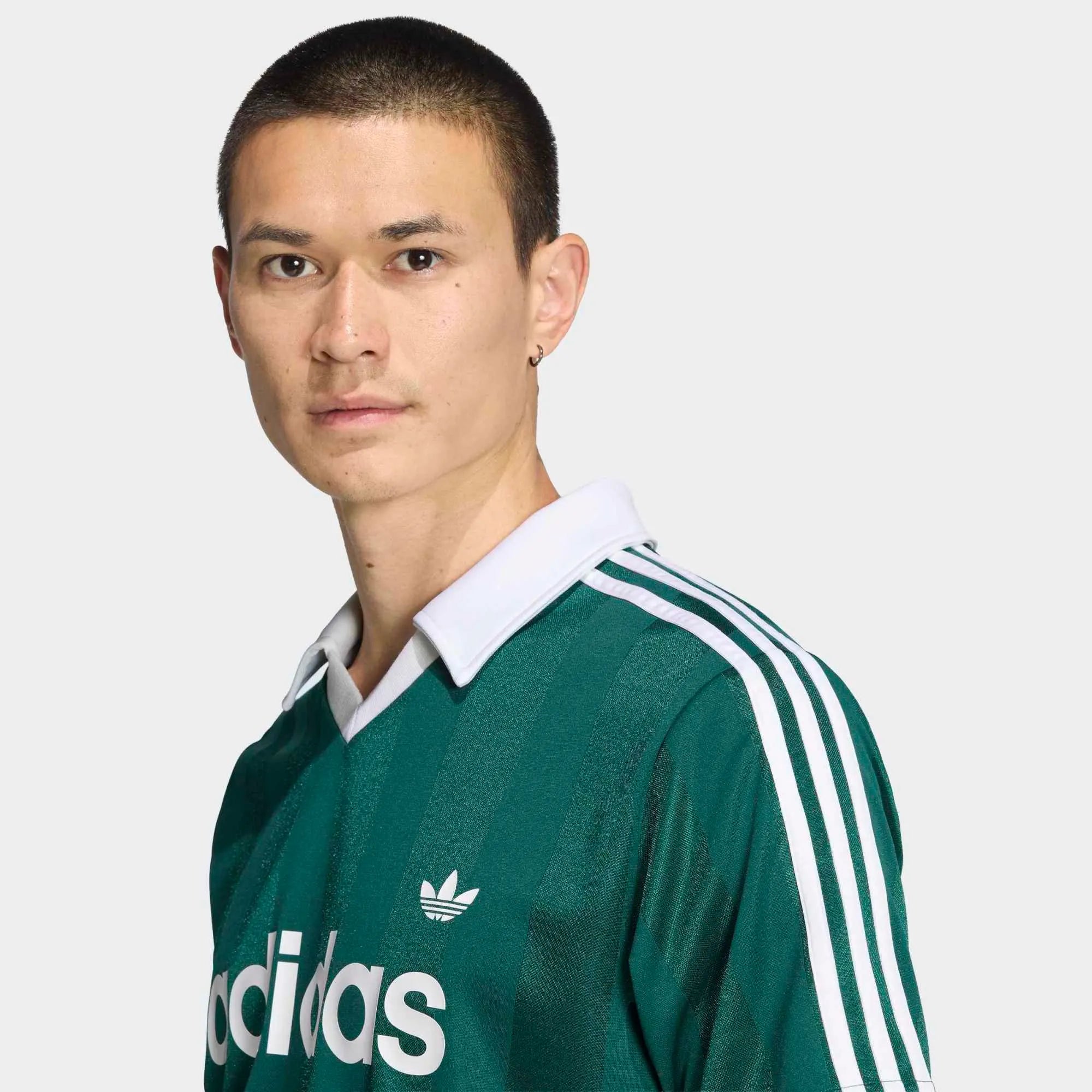 “Adidas Originals Archive Collar Engineered Trikot in Dunkelgrün mit weißem Kragen und gesticktem Trefoil-Logo bei Stickabush Berlin.“