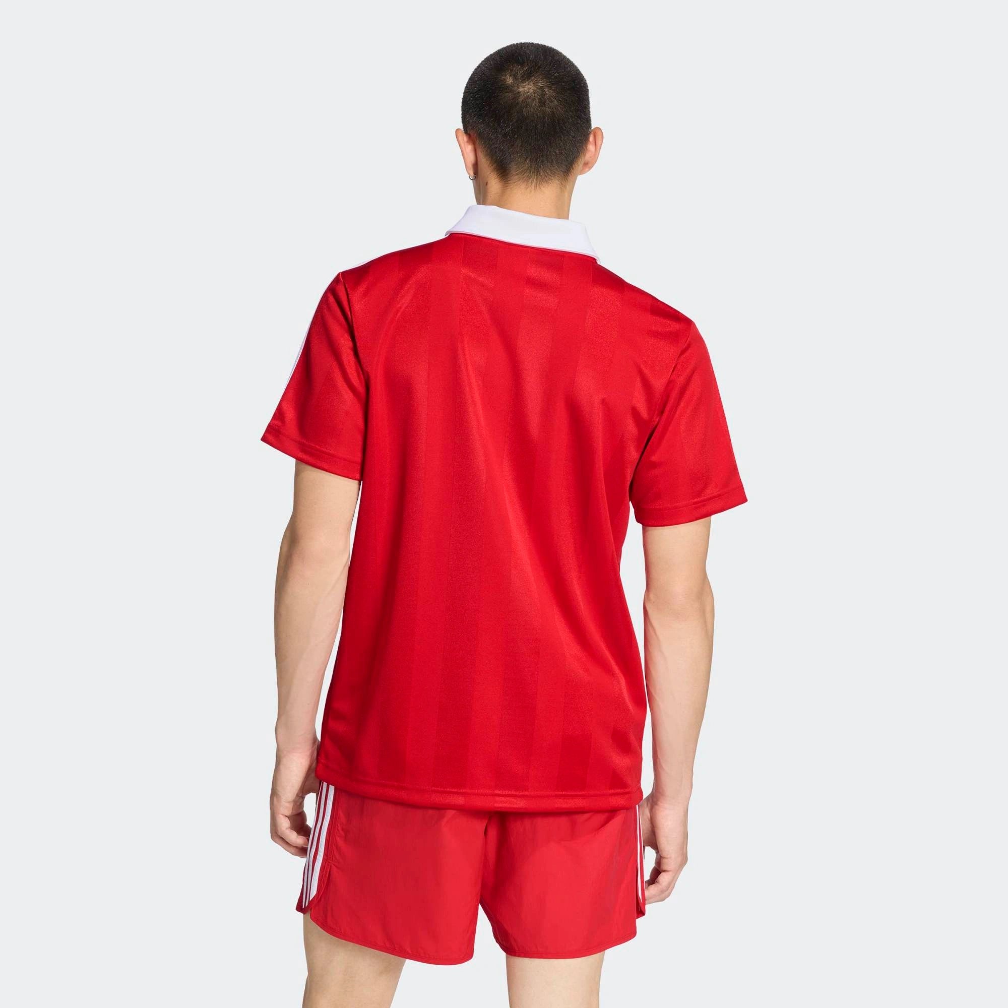 “Rotes Adidas Originals Archive Collar Engineered Trikot mit weißem Kragen und den ikonischen 3-Streifen in der Frontansicht bei Stickabush Berlin.“