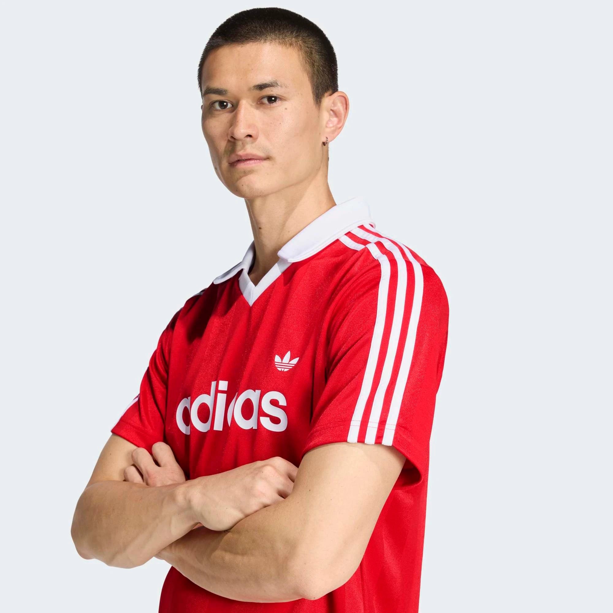 “Rotes Adidas Originals Archive Collar Engineered Trikot mit weißem Kragen und den ikonischen 3-Streifen in der Frontansicht bei Stickabush Berlin.“