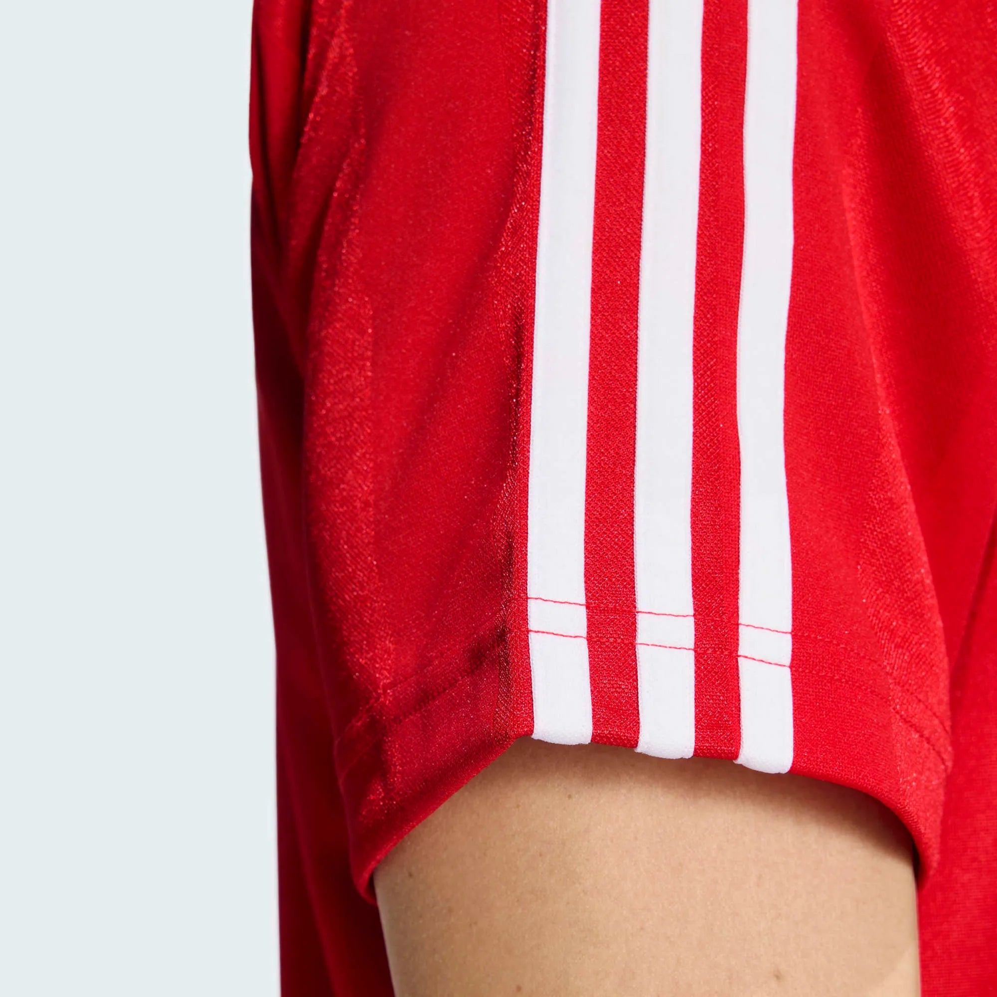 “Rotes Adidas Originals Archive Collar Engineered Trikot mit weißem Kragen und den ikonischen 3-Streifen in der Frontansicht bei Stickabush Berlin.“