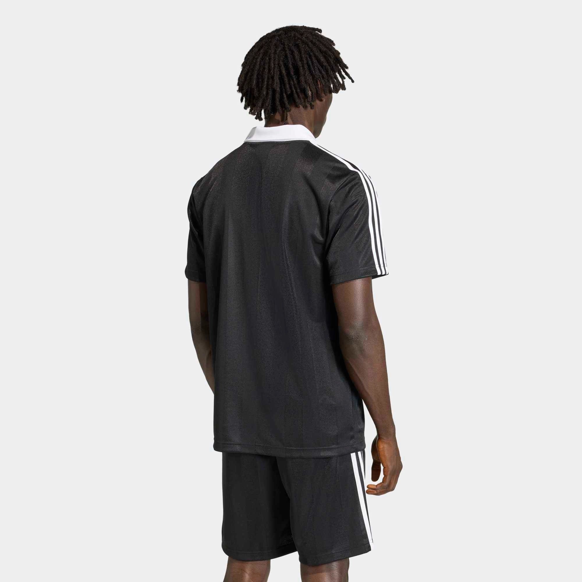 „Schwarzes adidas Originals Archive Collar Engineered Fußball-Trikot mit weißem Polokragen, Trefoil-Logo und eingewebter Streifenstruktur bei Stickabush Berlin.“