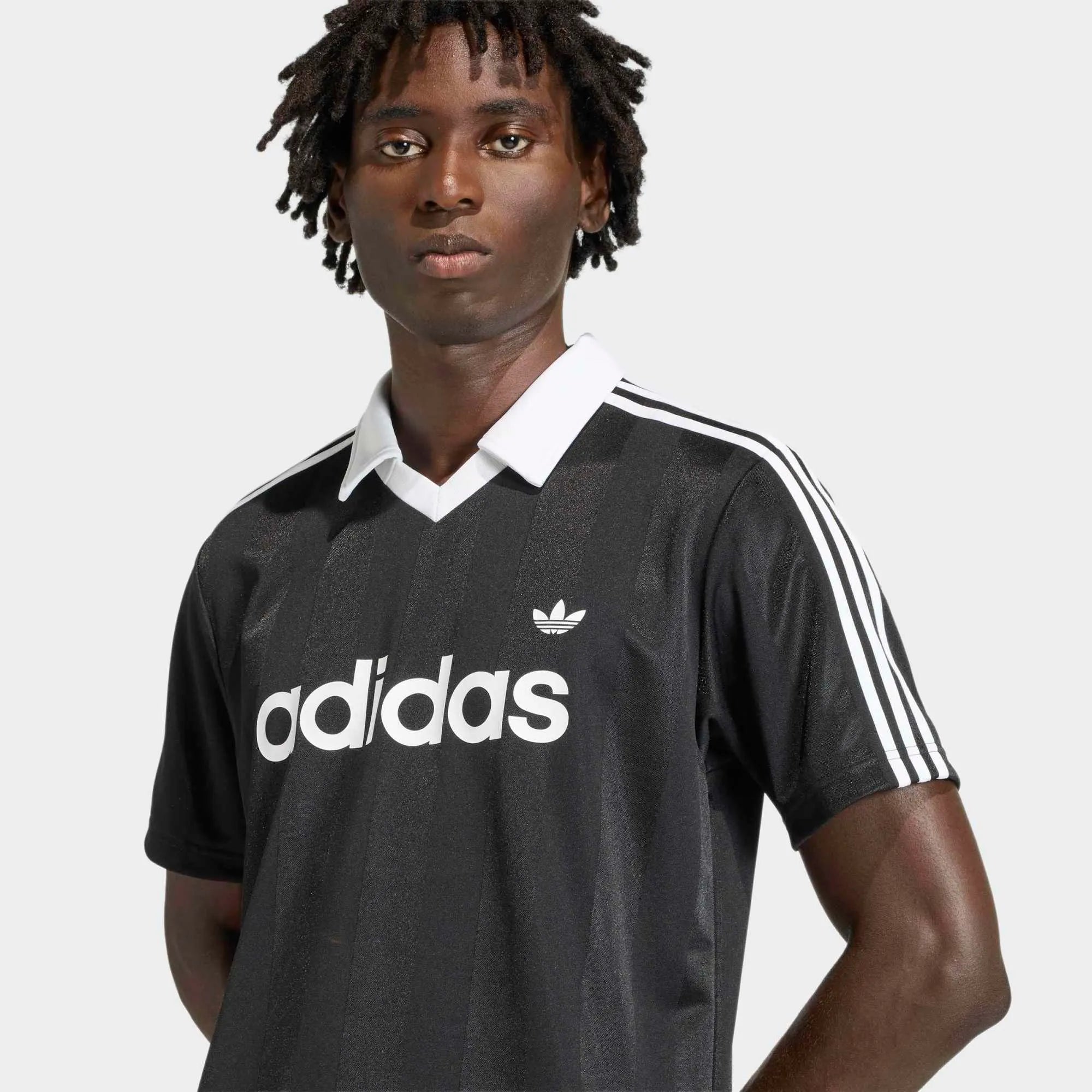 „Schwarzes adidas Originals Archive Collar Engineered Fußball-Trikot mit weißem Polokragen, Trefoil-Logo und eingewebter Streifenstruktur bei Stickabush Berlin.“