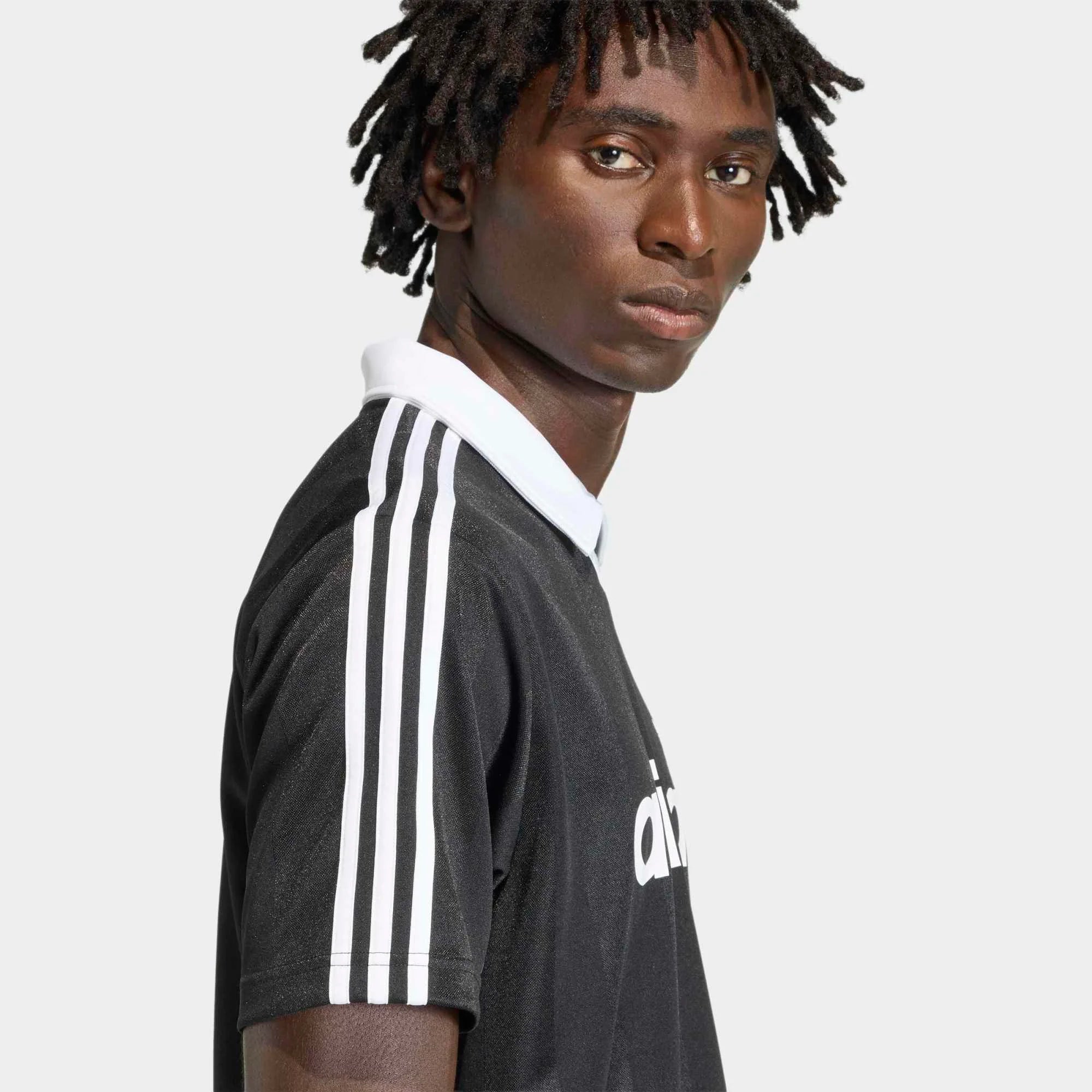 „Schwarzes adidas Originals Archive Collar Engineered Fußball-Trikot mit weißem Polokragen, Trefoil-Logo und eingewebter Streifenstruktur bei Stickabush Berlin.“
