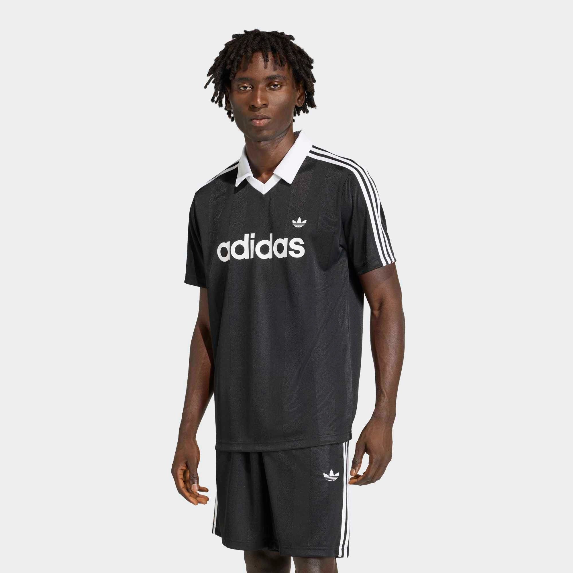 „Schwarzes adidas Originals Archive Collar Engineered Fußball-Trikot mit weißem Polokragen, Trefoil-Logo und eingewebter Streifenstruktur bei Stickabush Berlin.“
