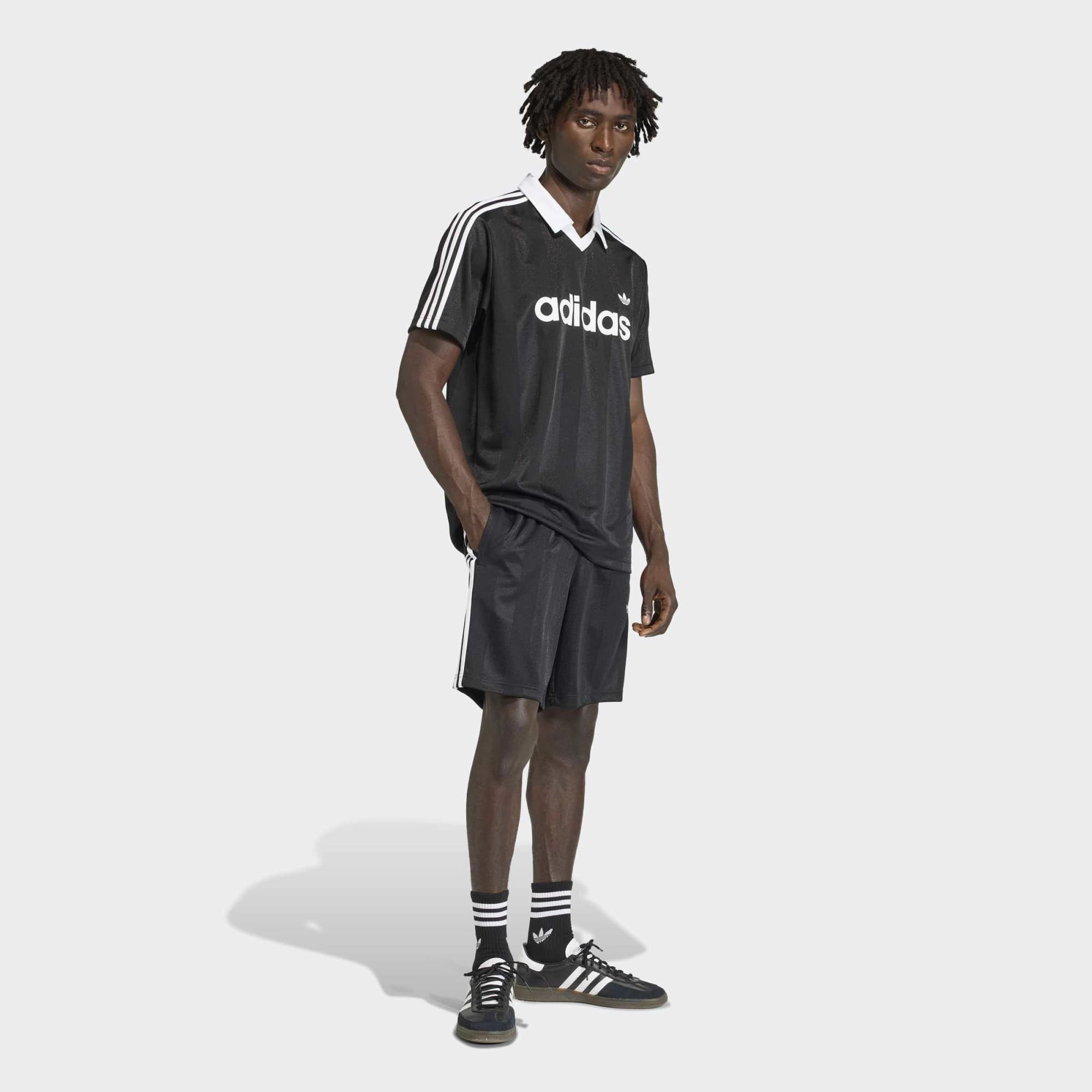 „Schwarzes adidas Originals Archive Collar Engineered Fußball-Trikot mit weißem Polokragen, Trefoil-Logo und eingewebter Streifenstruktur bei Stickabush Berlin.“