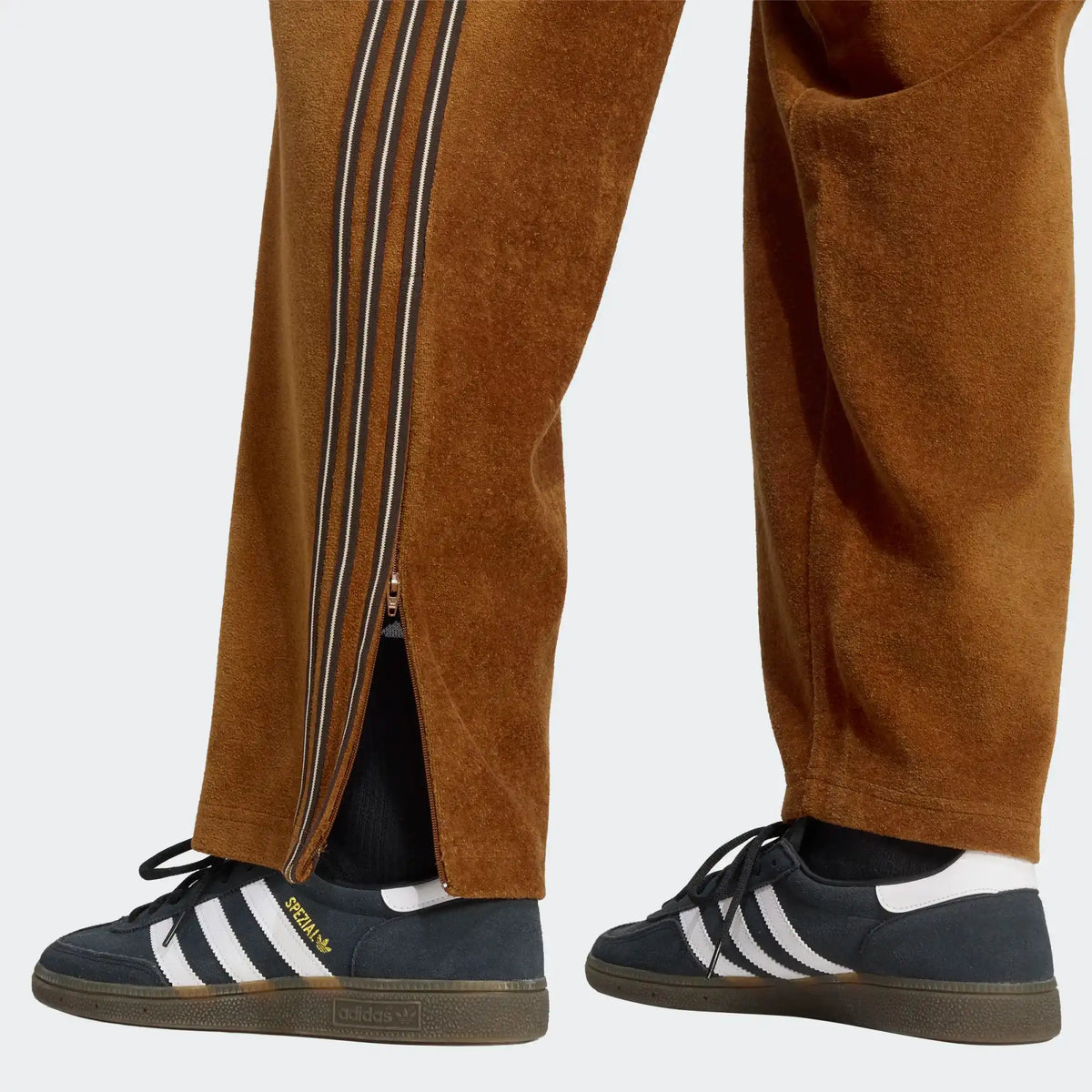 Entdecke die adidas Originals Firebird Velour Track Pants in "Dusky Bronze". Edler Velours, cooler Retro-Vibe & maximaler Comfort. Jetzt bei STICKABUSH online bestellen!