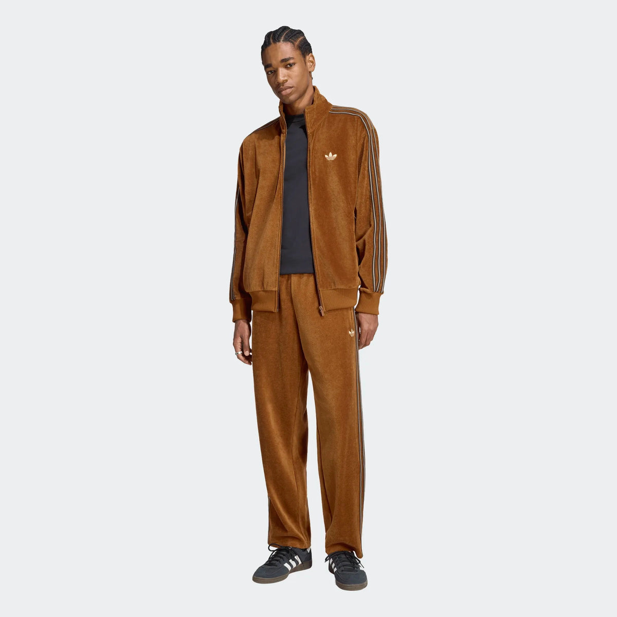 Entdecke die adidas Originals Firebird Velour Track Pants in "Dusky Bronze". Edler Velours, cooler Retro-Vibe & maximaler Comfort. Jetzt bei STICKABUSH online bestellen!