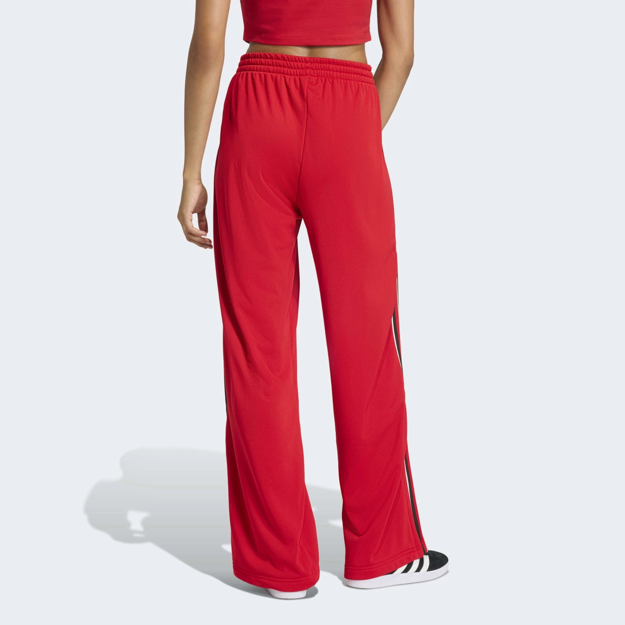 Adidas Firebird Loose Track Pants W in Better Scarlet mit 3-Streifen, Loose Fit und elastischem Bund in Schwarz/Off White.