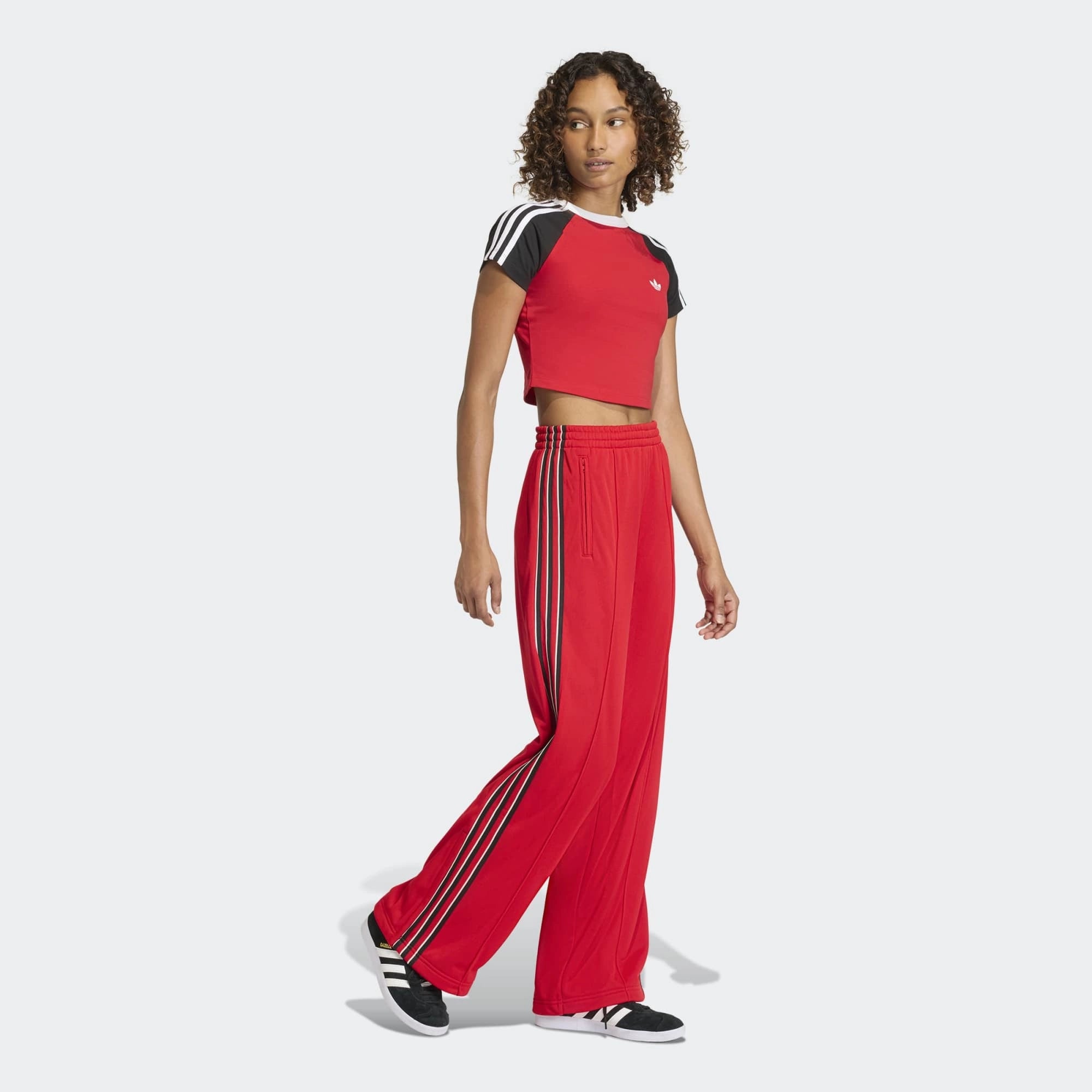 Adidas Firebird Loose Track Pants W in Better Scarlet mit 3-Streifen, Loose Fit und elastischem Bund in Schwarz/Off White.