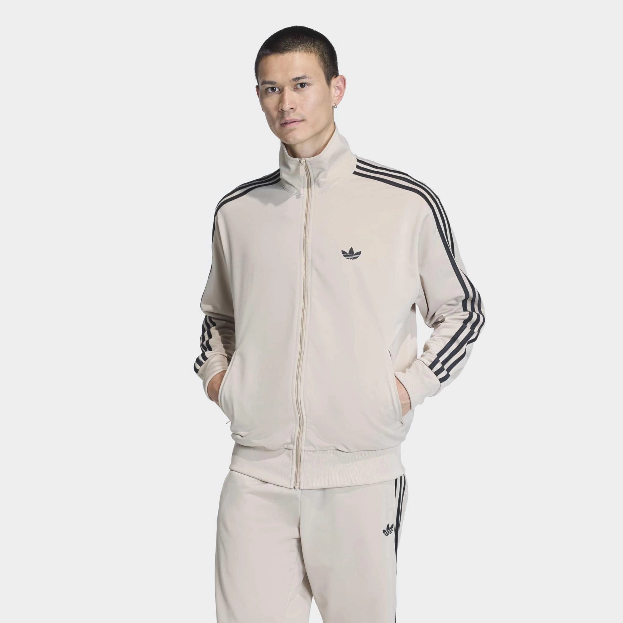 “adidas Originals Firebird Trainingsjacke Herren in Stone Khaki Beige, klassische 3-Streifen, Stehkragen bei Stickabush.“